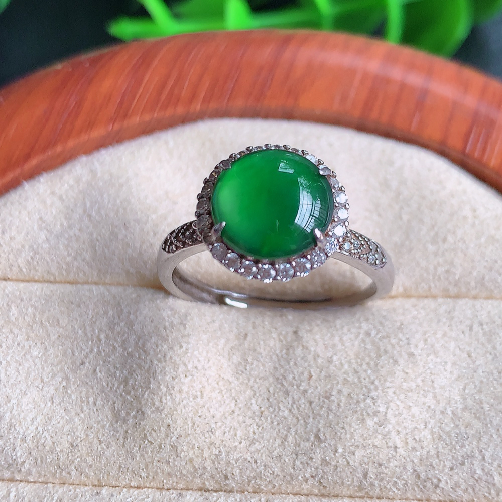 冰满绿翡翠蛋面戒指 925银镶嵌  玉质细腻  冰清玉润  飘花灵动  颜色漂亮  W481.8  内径尺寸：18-11.5-8mm  裸石尺寸：9mm