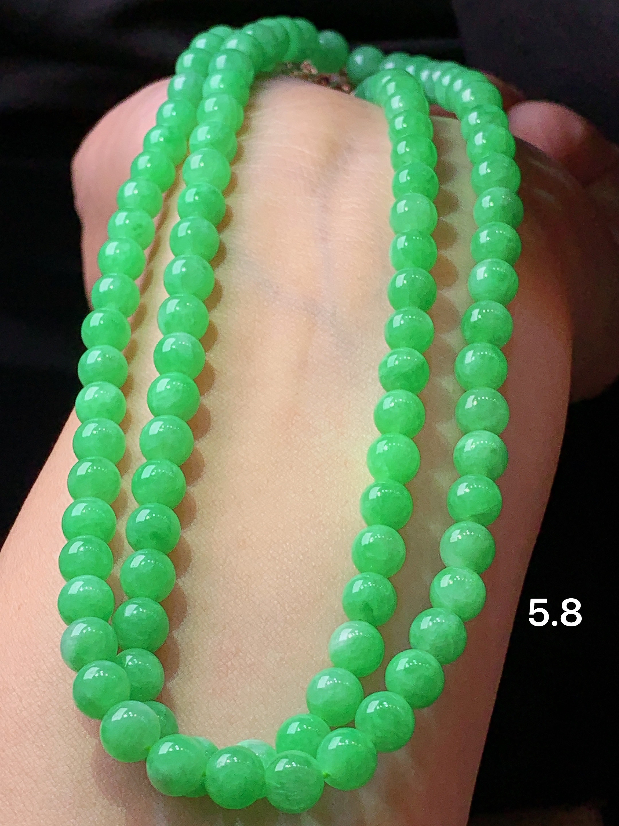 翠绿圆通项链 玉质细腻 色泽艳丽清新 水润亮眼 整体尺寸5.8h3