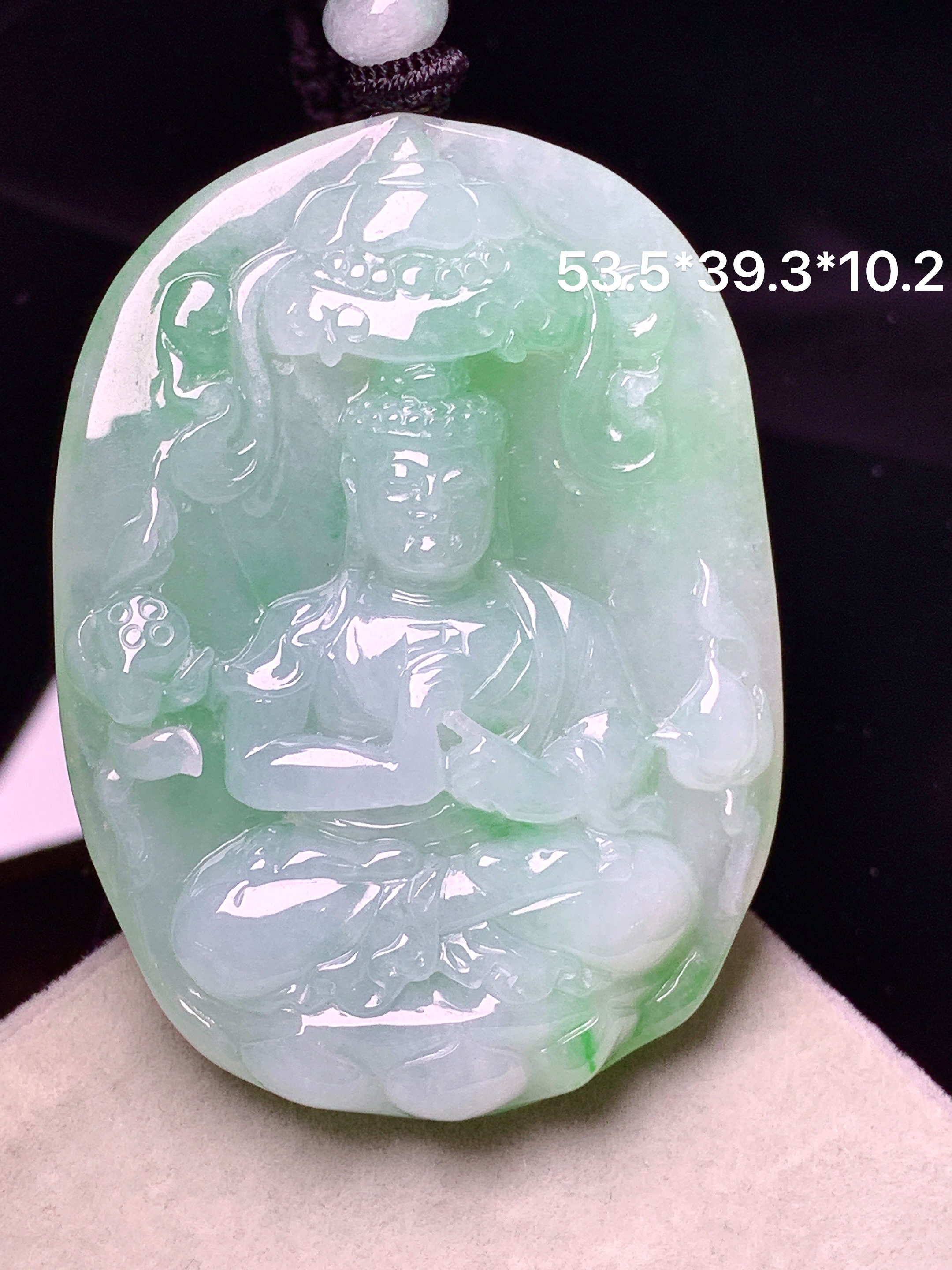 飘绿观音菩萨吊坠 玉质细腻 色泽艳丽清新 水润亮眼 整体尺寸53.5*39.3*10.2w1
