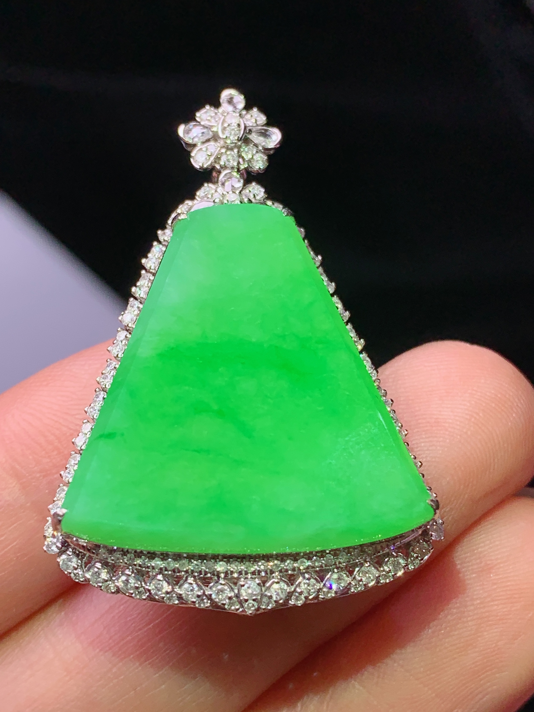 18k金钻镶嵌翠绿无事牌吊坠 玉质细腻 色泽艳丽清新 水润亮眼 整体尺寸39.5*26*9j2