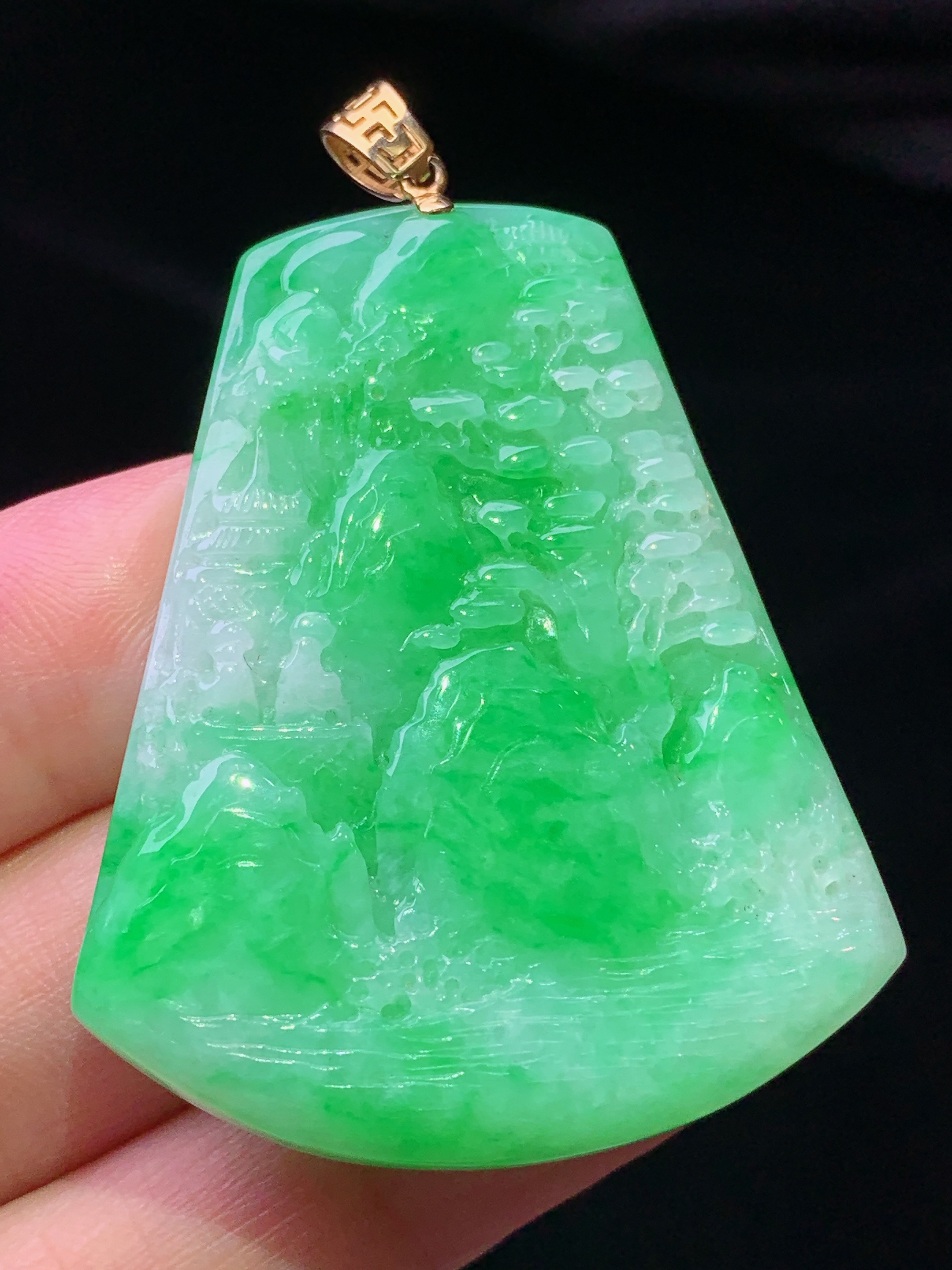 18k金镶嵌翠绿山水牌子吊坠 玉质细腻 色泽艳丽清新 水润亮眼 整体尺寸52*36.5*5.3w1