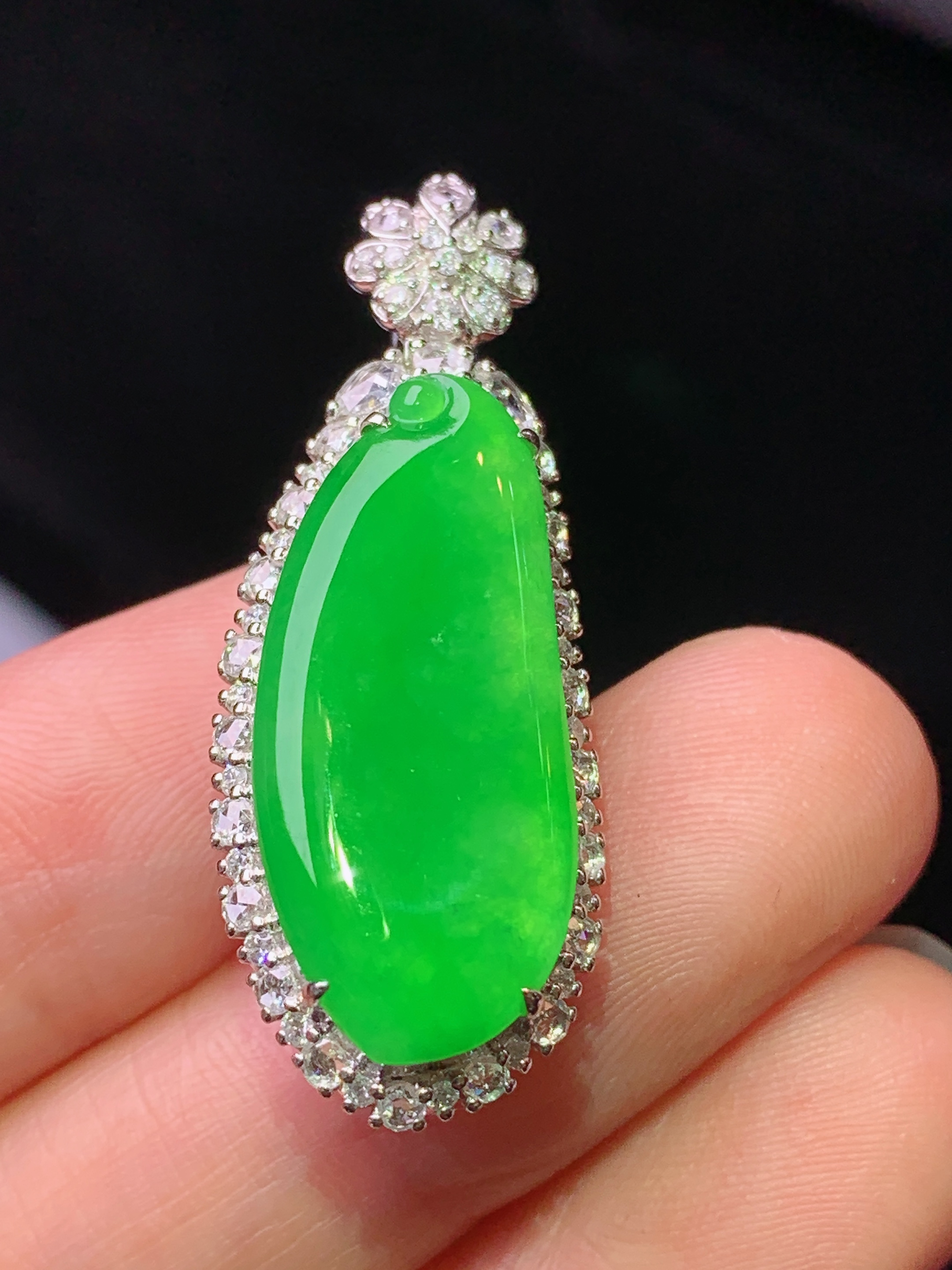 18k金钻镶嵌满绿福瓜吊坠 玉质细腻 色泽艳丽清新 水润亮眼 整体尺寸36*13.5*9.6m5