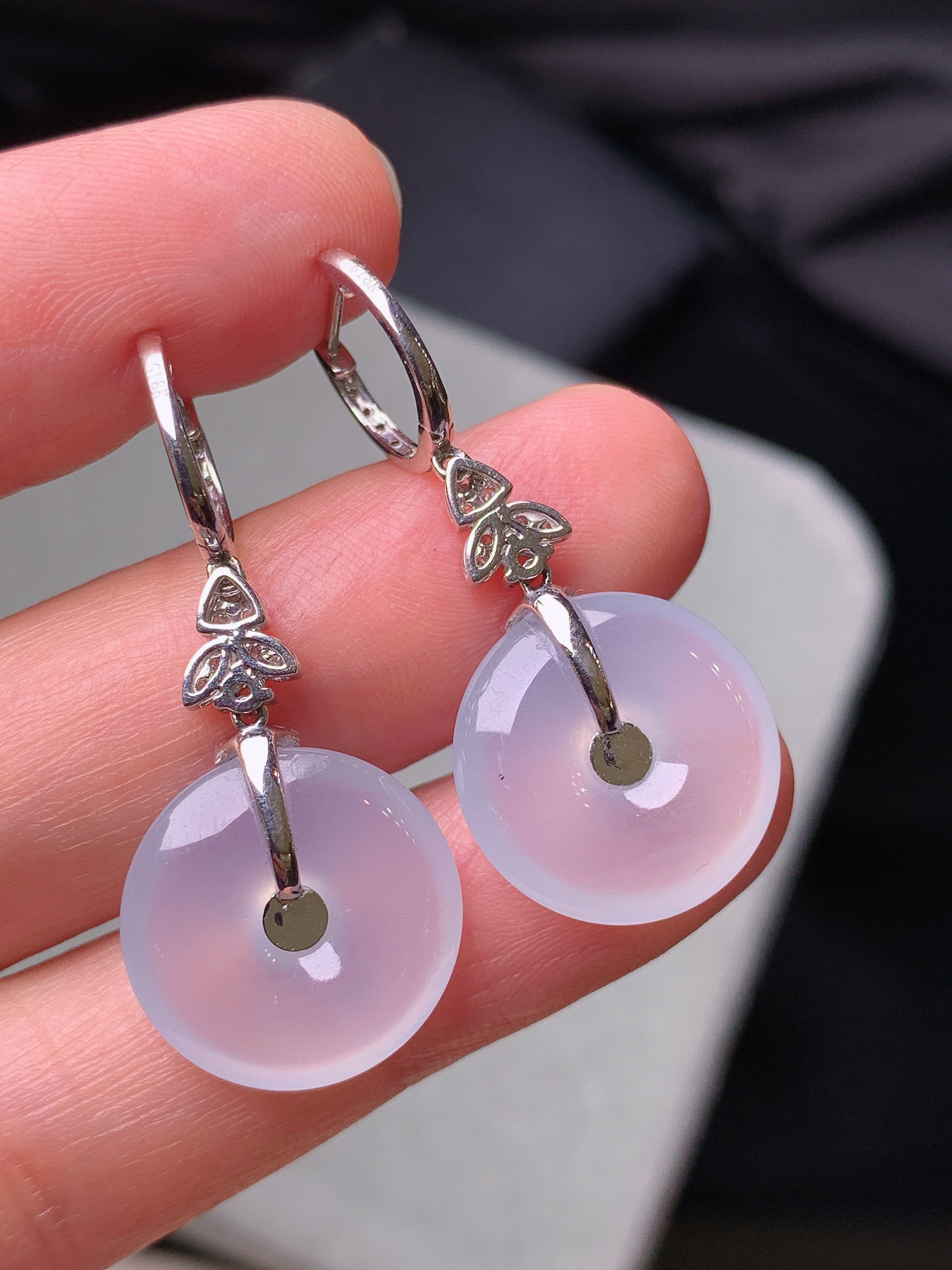 18k金钻镶嵌冰种平安扣耳坠 玉质细腻 色泽艳丽清新 水润亮眼 整体尺寸34*15.3*4.2y4