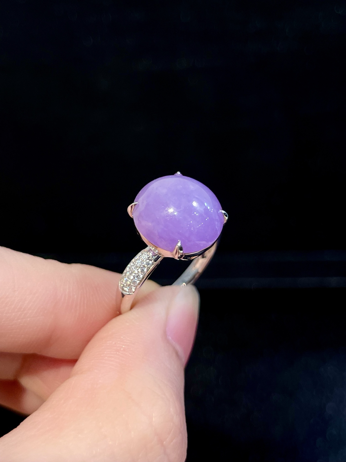 ️ 18K紫罗兰蛋面戒指颜色浓郁漂亮，质地细腻，饱满，简约百搭，上身温柔又贵气尺寸：裸石12*11.3*9.8