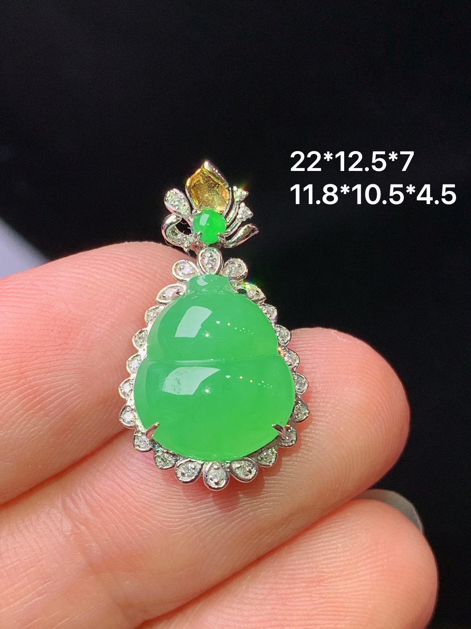 18k金钻镶嵌翠绿葫芦吊坠 玉质细腻 色泽艳丽清新 水润亮眼 整体尺寸22*12.5*7x5