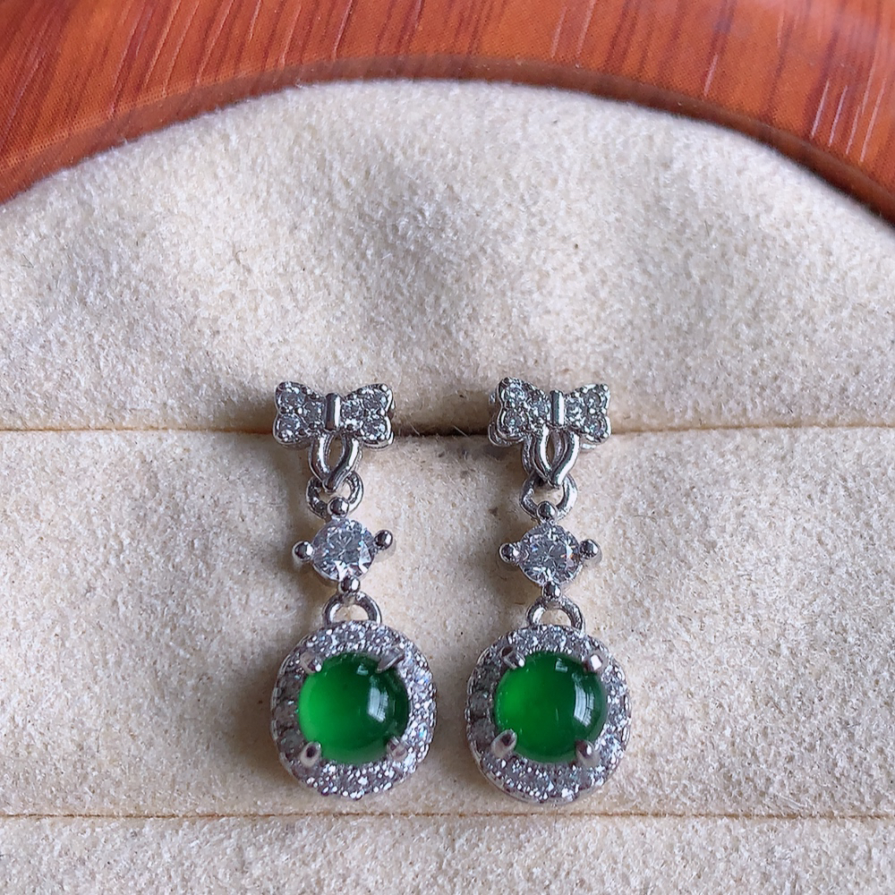 冰满绿翡翠925银镶嵌耳钉，自然光实拍，翠色灵动，颜色漂亮，种老水足，品相佳，佩戴佳品！W502.8  取一整体尺寸：19.5-7.3-5.8mm  裸石尺寸：4.8mm