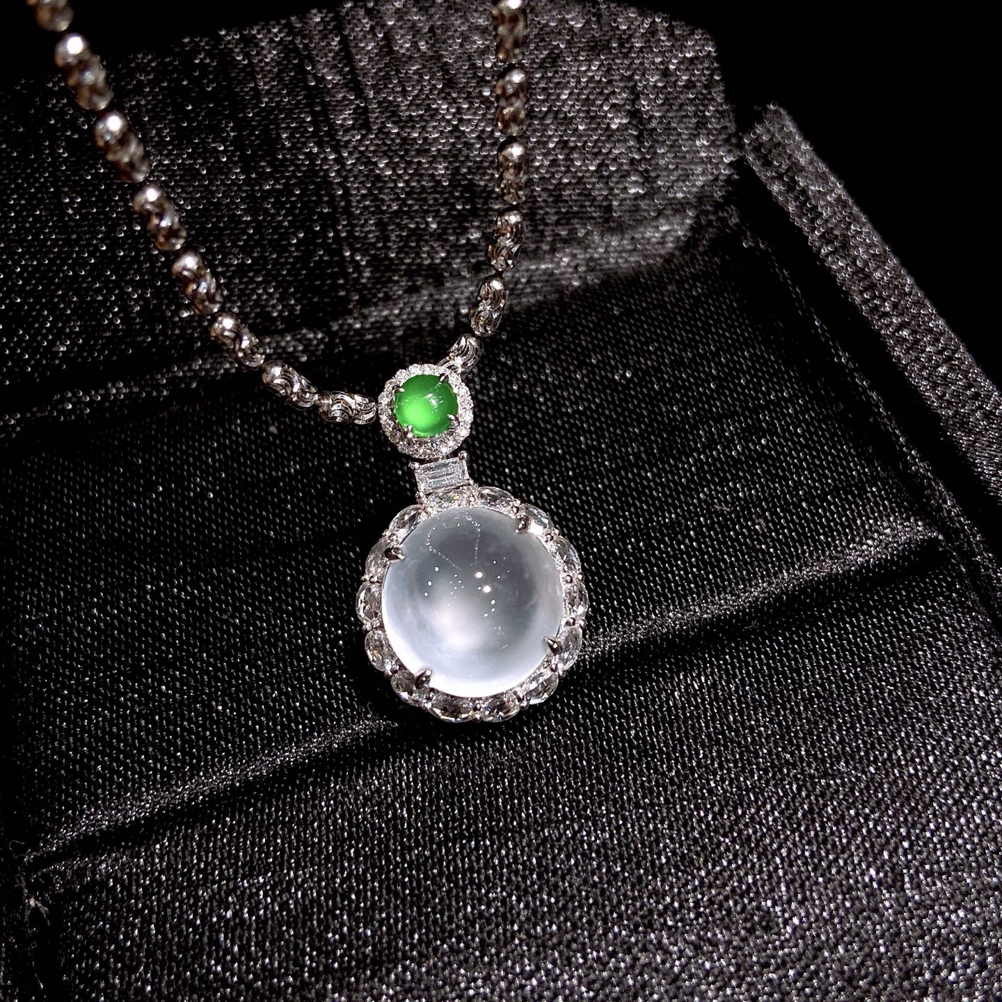 ️ | 高冰蛋面吊坠·

整体尺寸20.6-12.9-8.7毫米
裸石尺寸10.5-10-4毫米