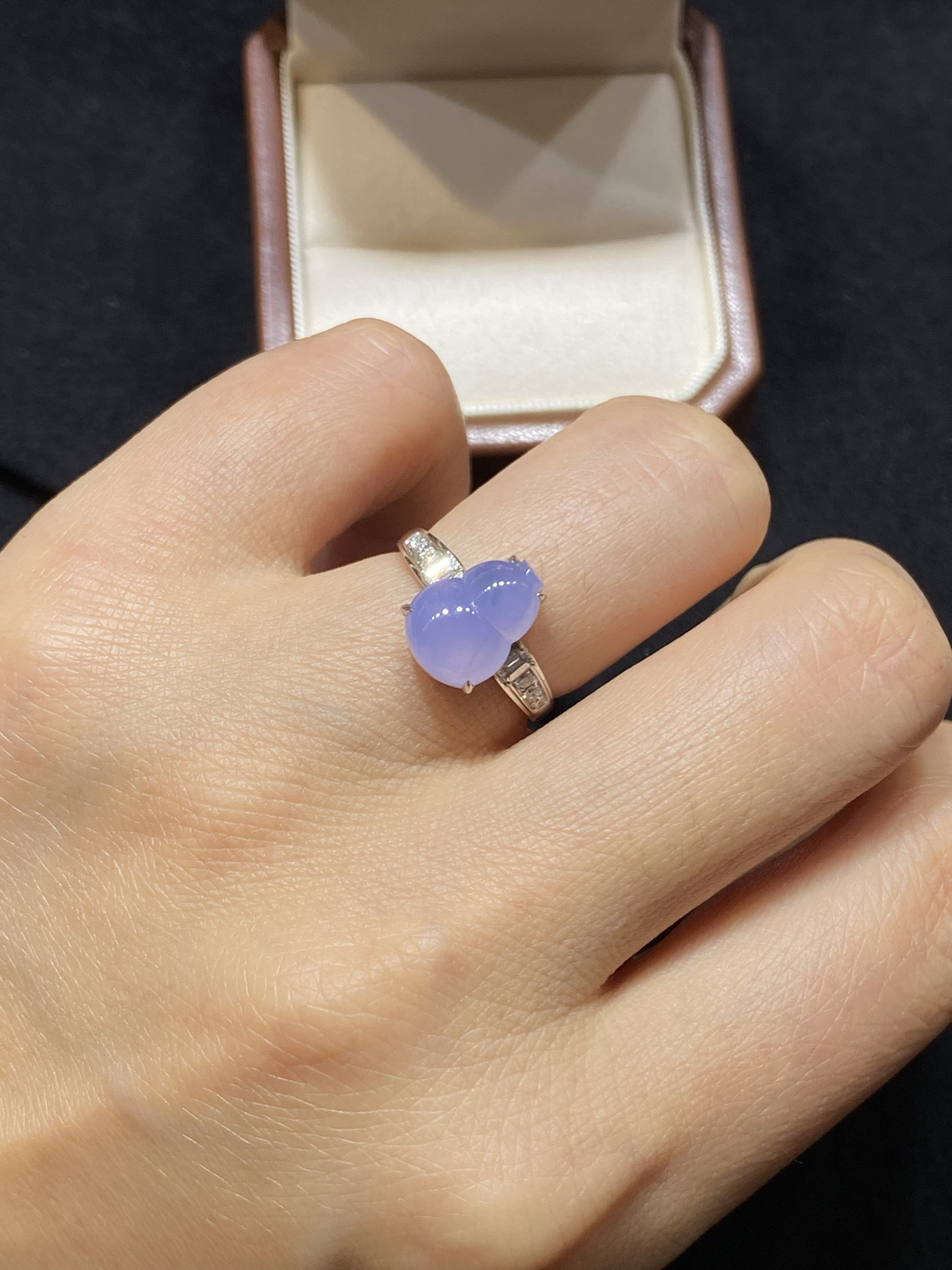 高冰 仙紫 葫芦 简镶 戒指 18k

整体尺寸11.6-8.5-7.4