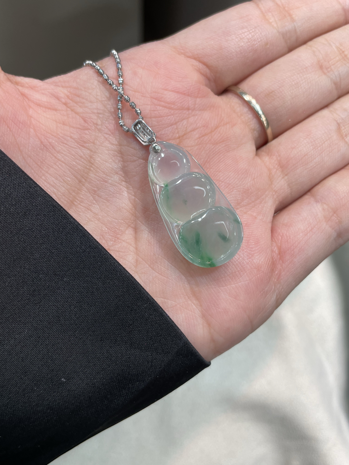 冰种 飘绿花 福豆吊坠

18k金扣头