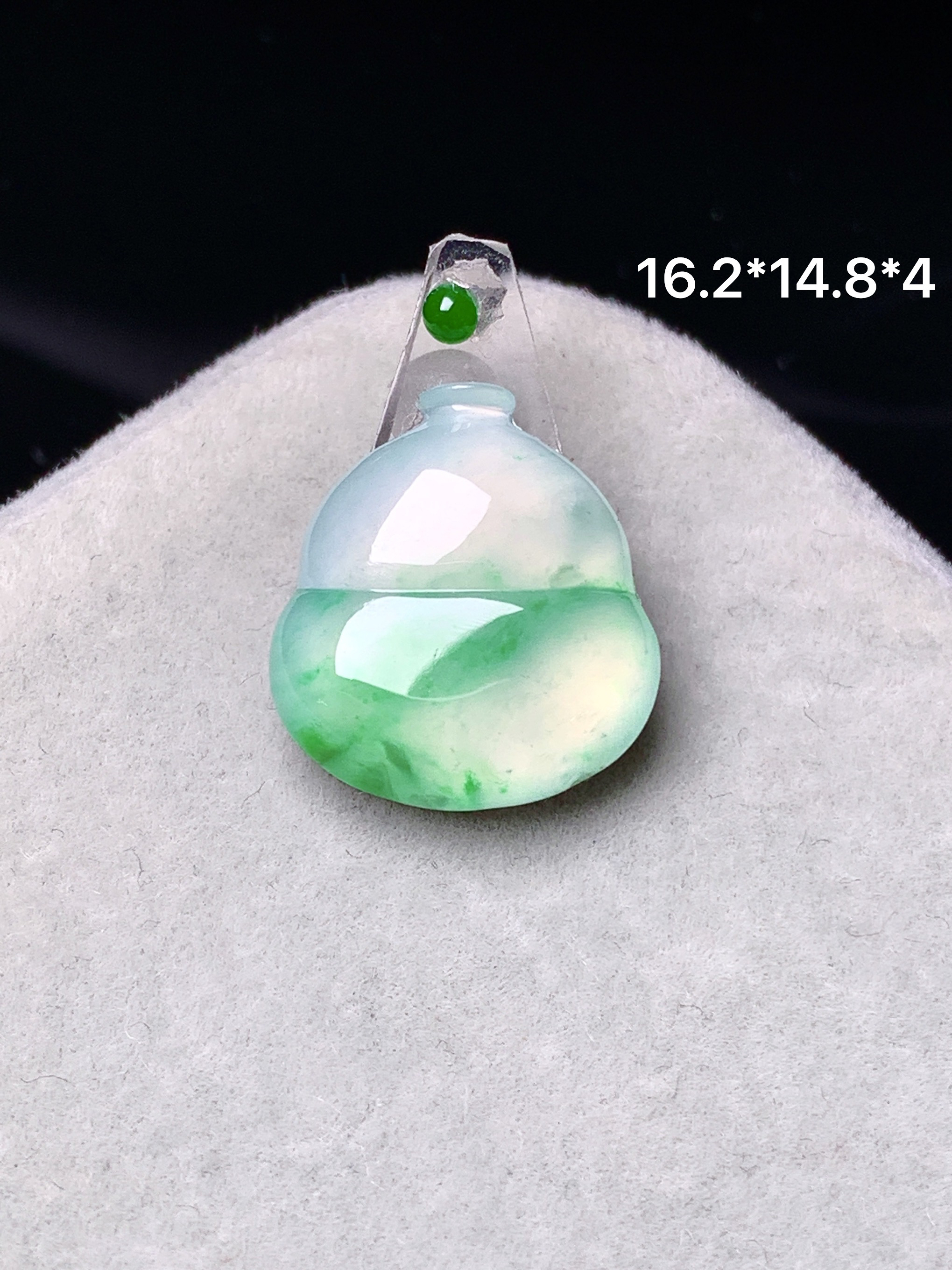 镶嵌款 冰种飘绿葫芦吊坠 玉质细腻 色泽艳丽清新 水润亮眼 整体尺寸16.2*14.8*4*2x
