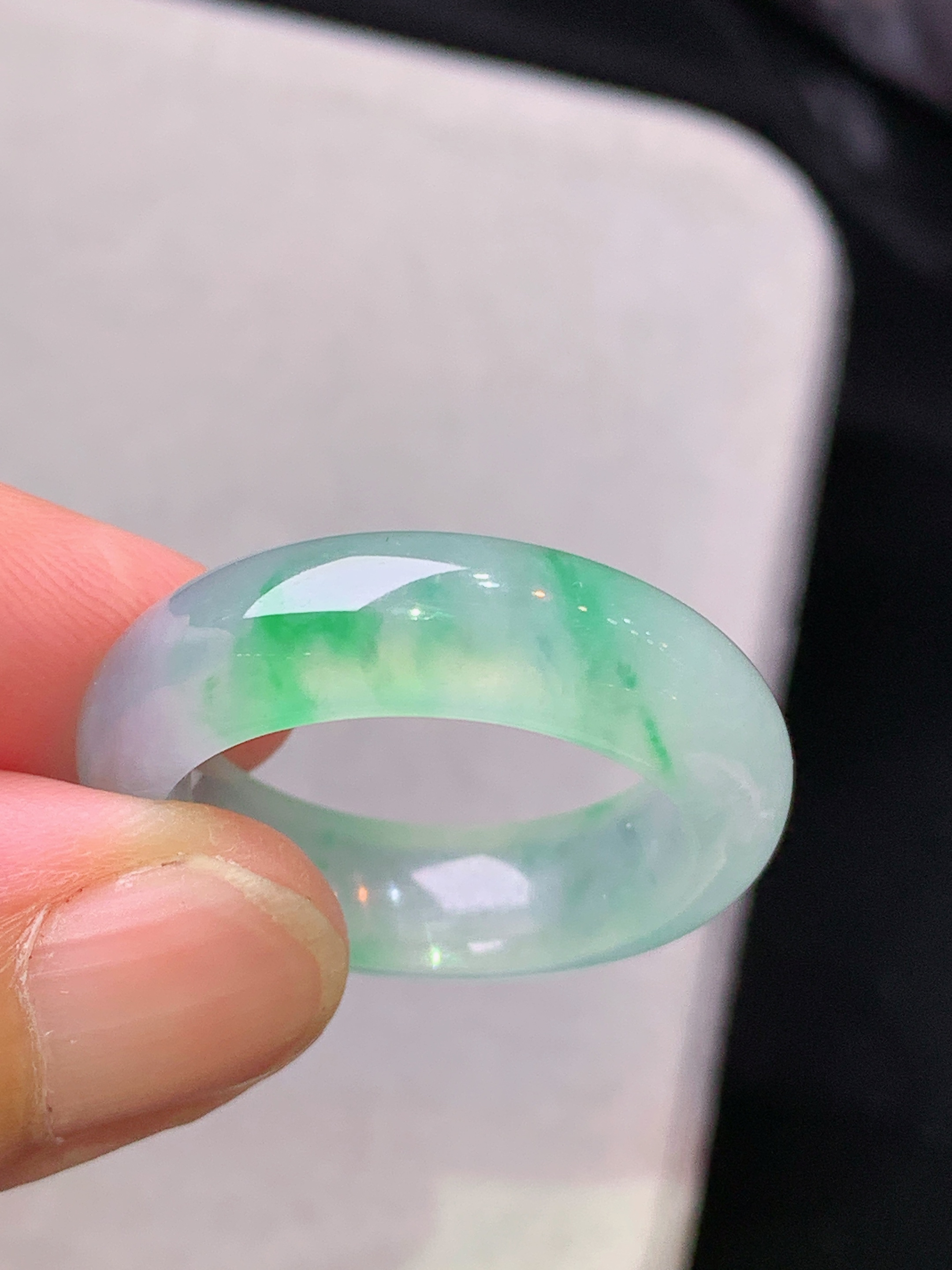 飘绿指环 玉质细腻 色泽艳丽清新 水润亮眼 圈口18 整体尺寸27.2*6.8*4.5 j3