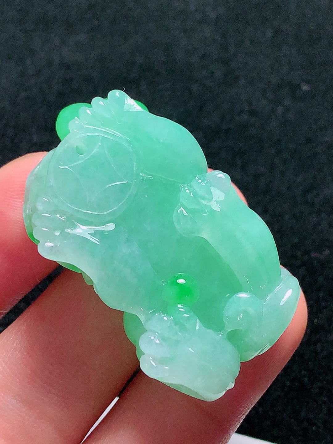 ️冰种底色飘绿貔貅，种老水头好，清爽漂亮，饱满，尺寸：38.3/24.8/14mm.