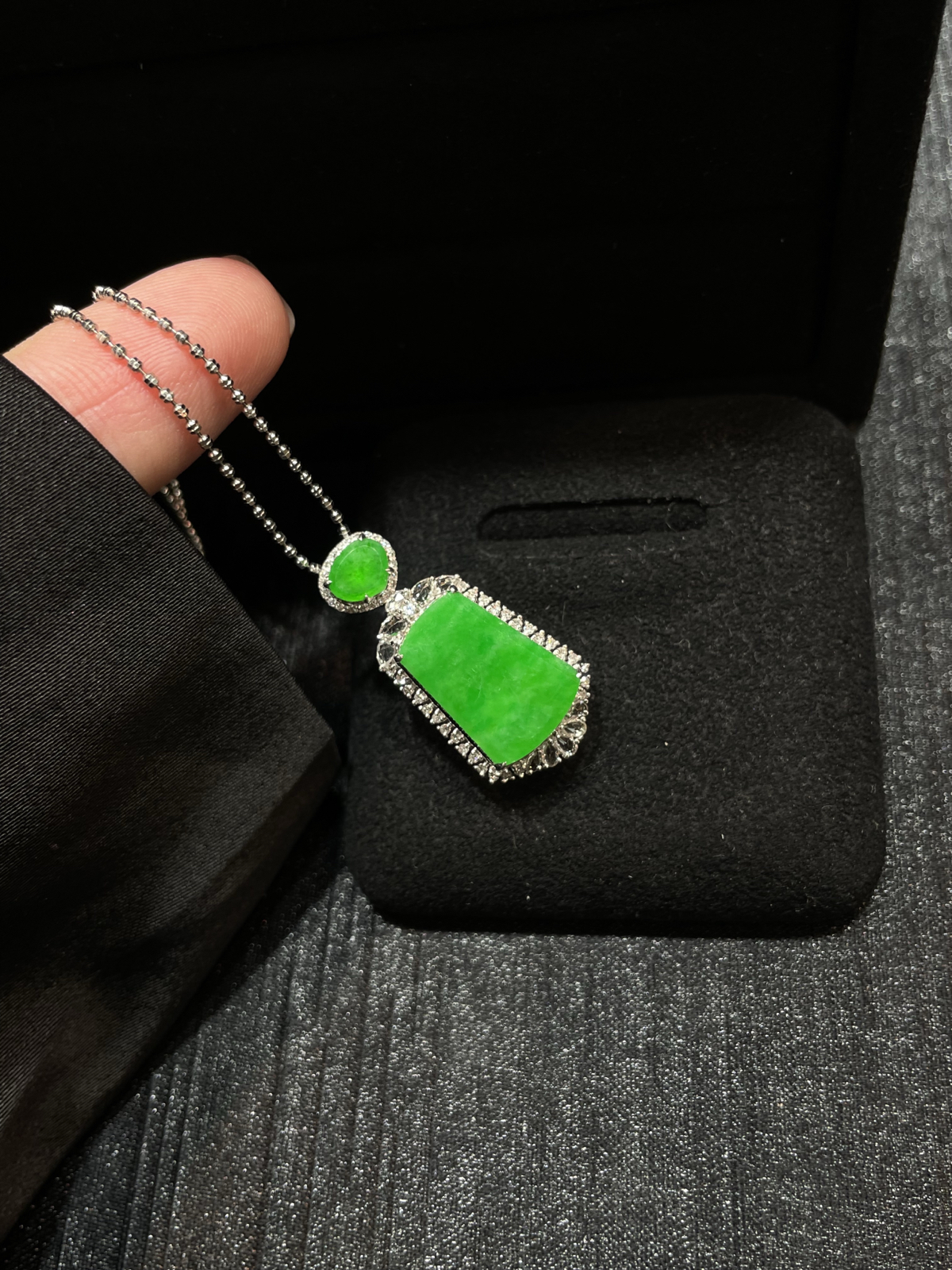 满色 阳绿 飘色花 无事牌吊坠

18k金镶嵌