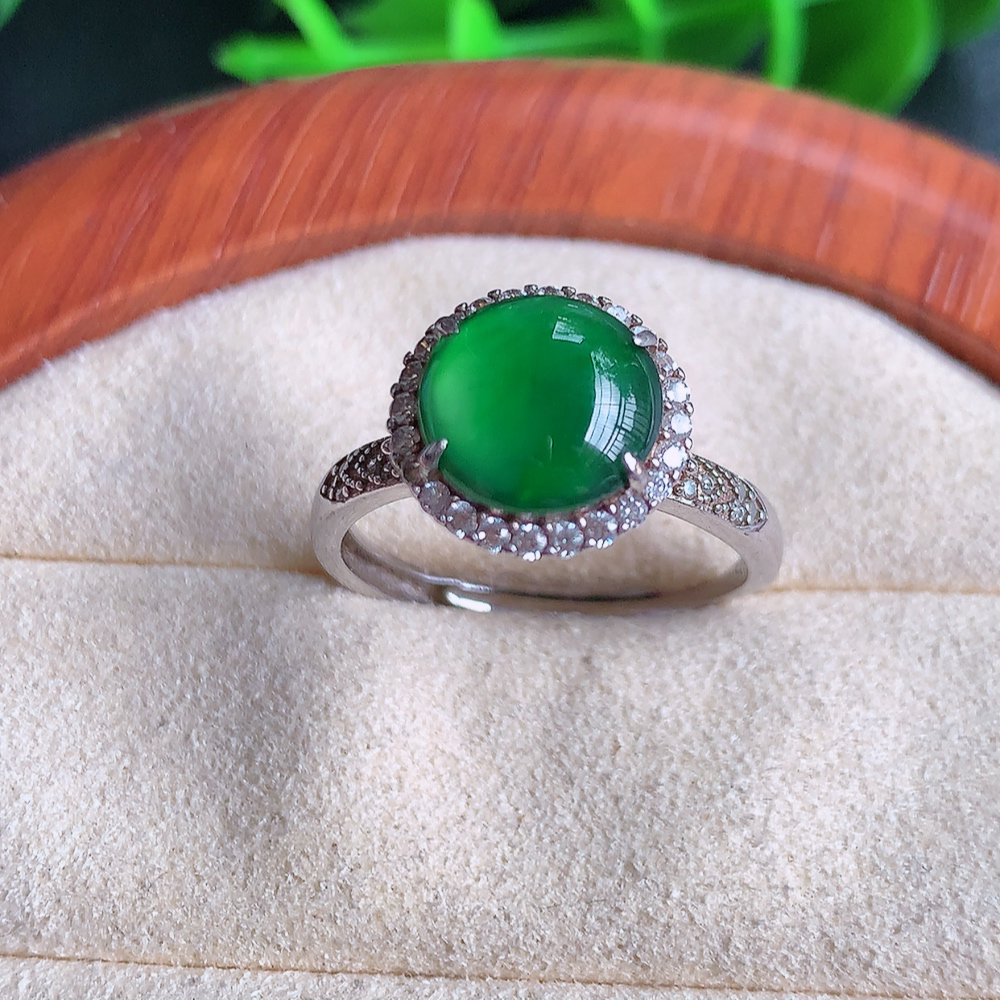 冰满绿翡翠蛋面戒指 925银镶嵌  玉质细腻  冰清玉润  飘花灵动  颜色漂亮  W481.8  内径尺寸：18-11.5-8mm  裸石尺寸：9mm