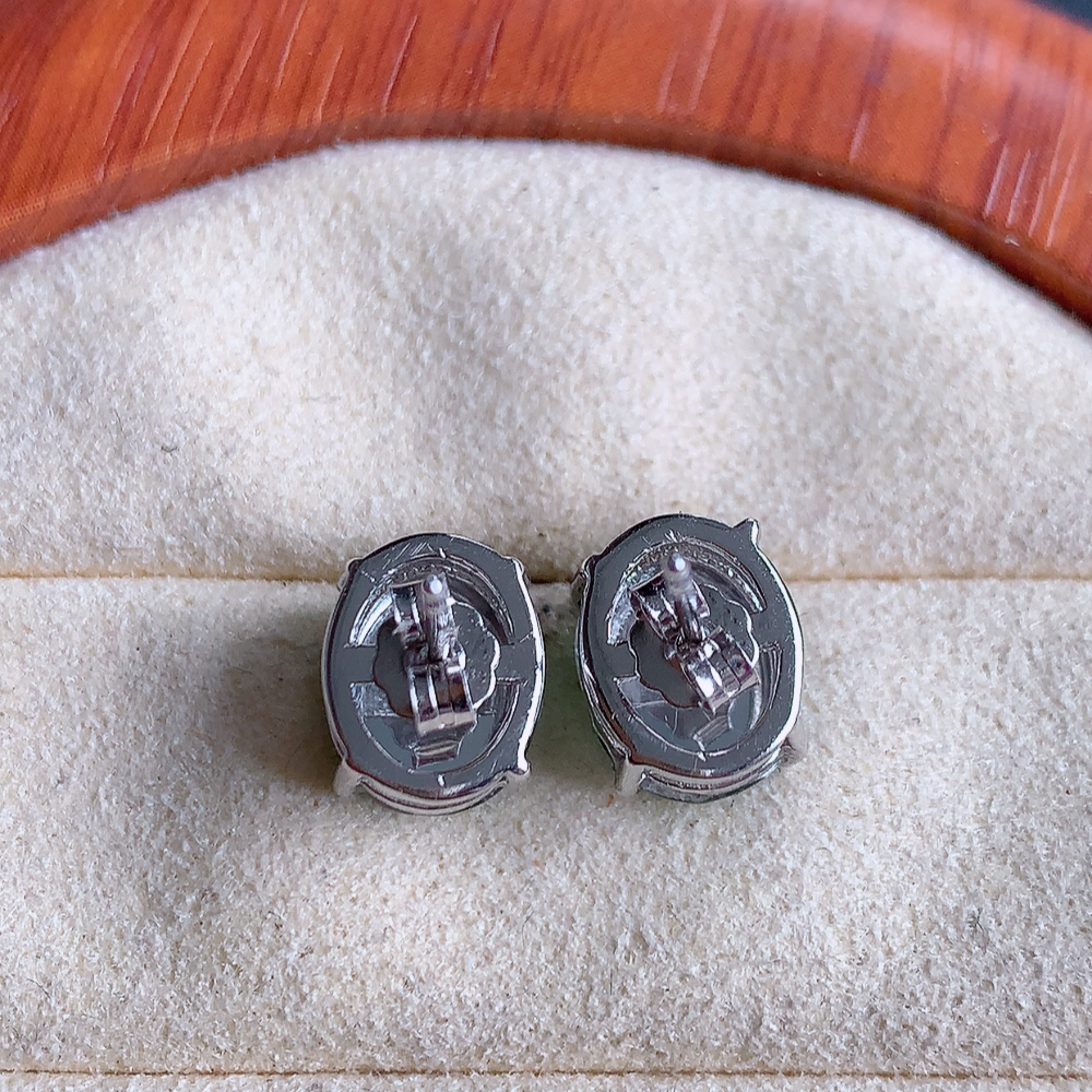 冰满绿翡翠925银镶嵌蛋面耳钉，自然光实拍，翠色灵动，颜色漂亮，种老水足，品相佳，佩戴佳品！W481.8  取一整体尺寸：9.6-7.8-5.6mm  裸石尺寸：9.6-7.8mm