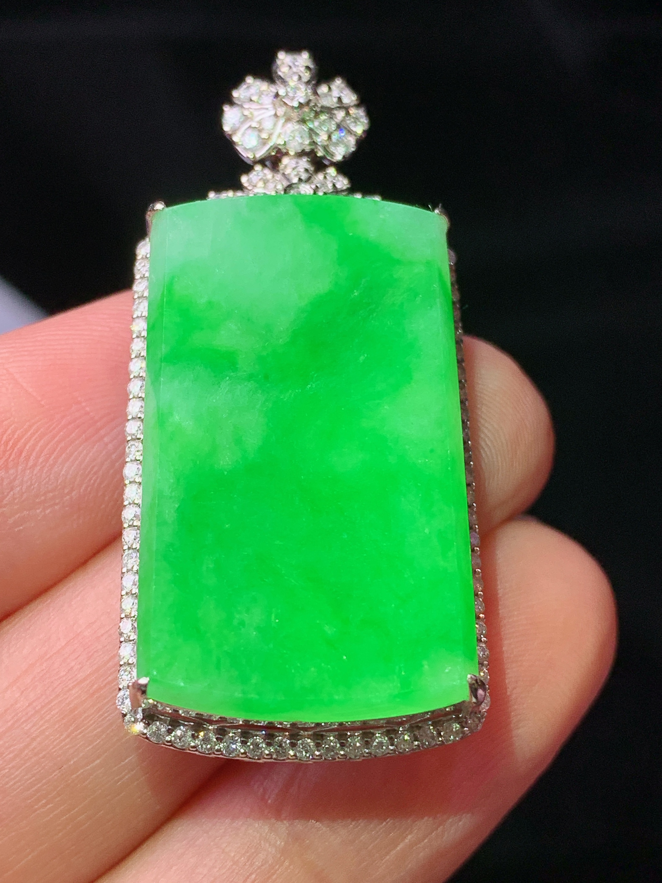 18k金钻镶嵌翠绿无事牌吊坠 玉质细腻 色泽艳丽清新 水润亮眼 整体尺寸42.3*19*8j2