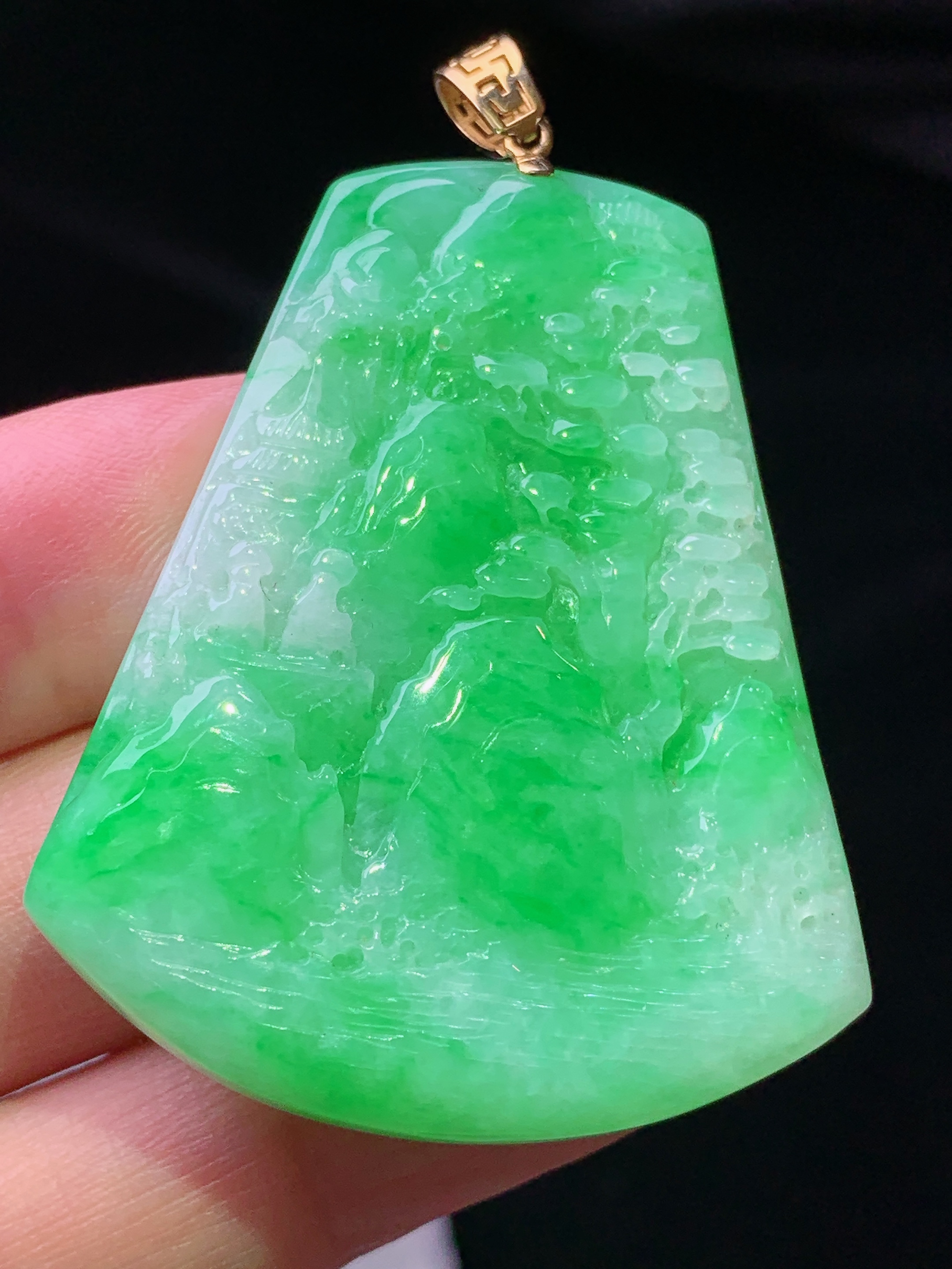 18k金镶嵌翠绿山水牌子吊坠 玉质细腻 色泽艳丽清新 水润亮眼 整体尺寸52*36.5*5.3w1