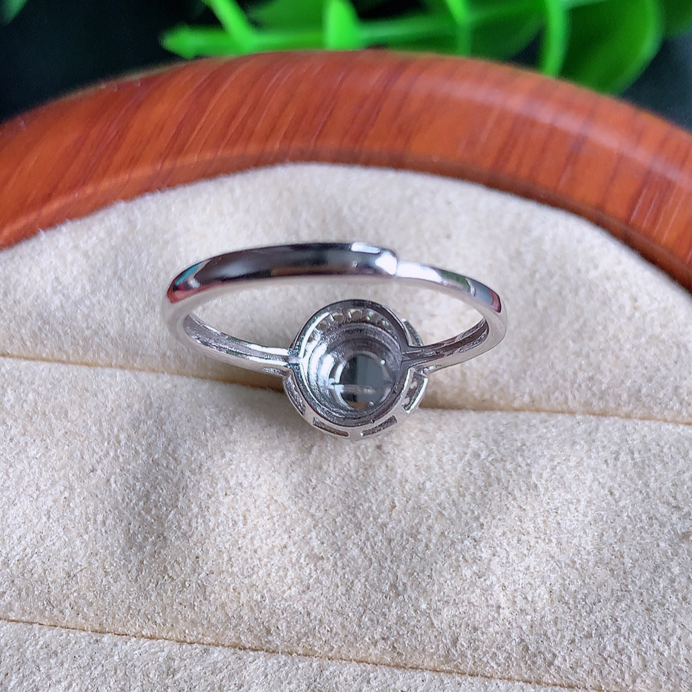 冰晴水精美蛋面翡翠戒指  玉质细腻  冰清玉润  飘花灵动  颜色漂亮  W481.8  内径尺寸：18-9.5-6mm  裸石尺寸：7mm