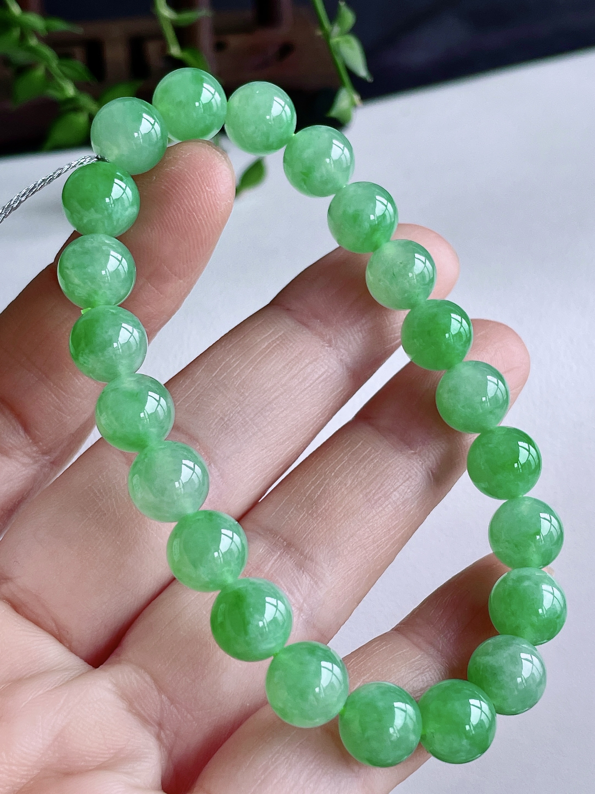 【珠子】冰阳绿手串圆珠珠子手串
【说明】缅料 性价比高  
【尺寸】8.5-8.3mm..
