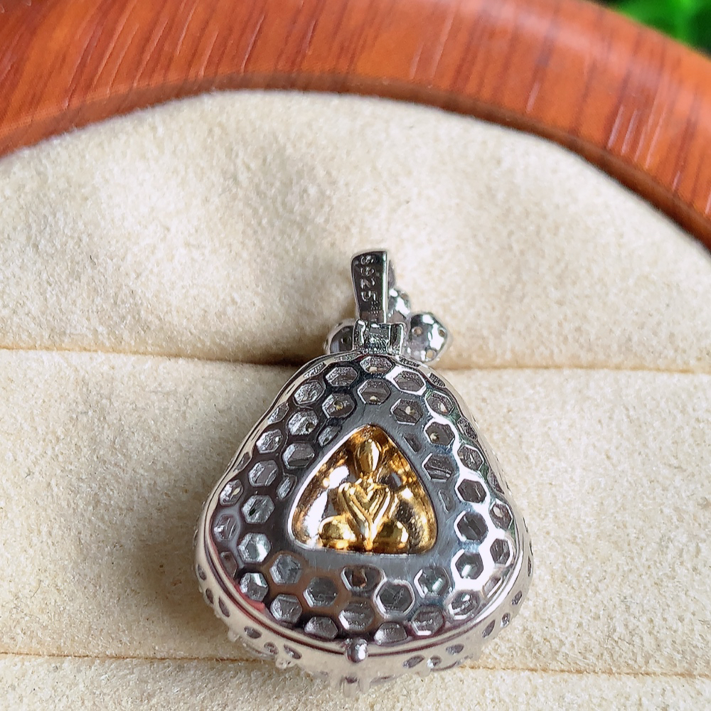 冰润满绿925银饰佛公挂件 玉质细腻  精雕弥勒佛，笑佛福耳垂肩，面相喜庆，开怀大笑，憨态可掬。惟妙惟肖，寓意福禄双全，吉祥美满，笑口常开 W502.8  整体尺寸：26.8-19-10mm  裸石尺寸：12.8-16.3mm