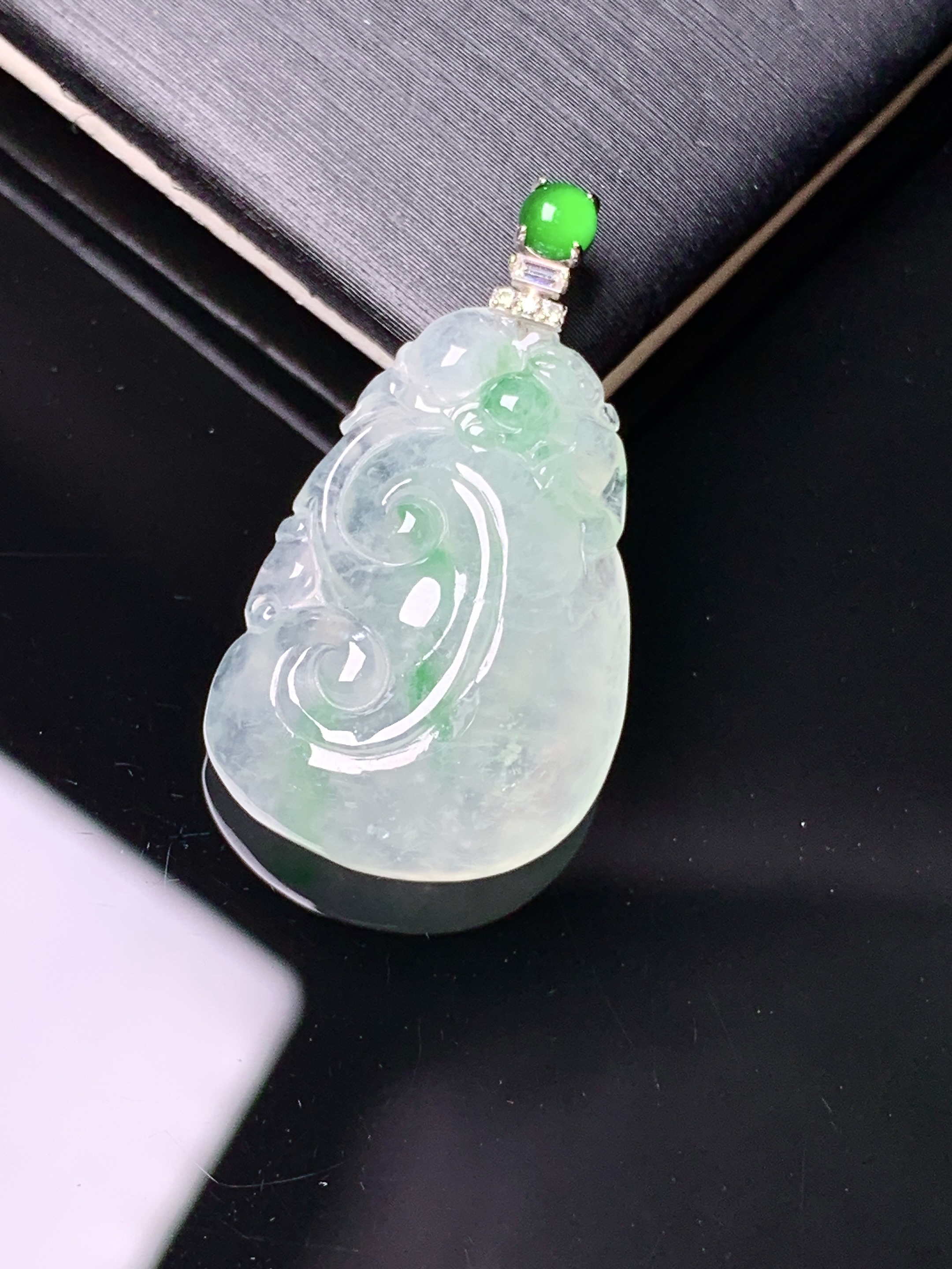 18k金钻镶嵌冰种飘绿如意吊坠 玉质细腻 色泽艳丽清新 水润亮眼 整体尺寸27.7*15.7*6.2e1