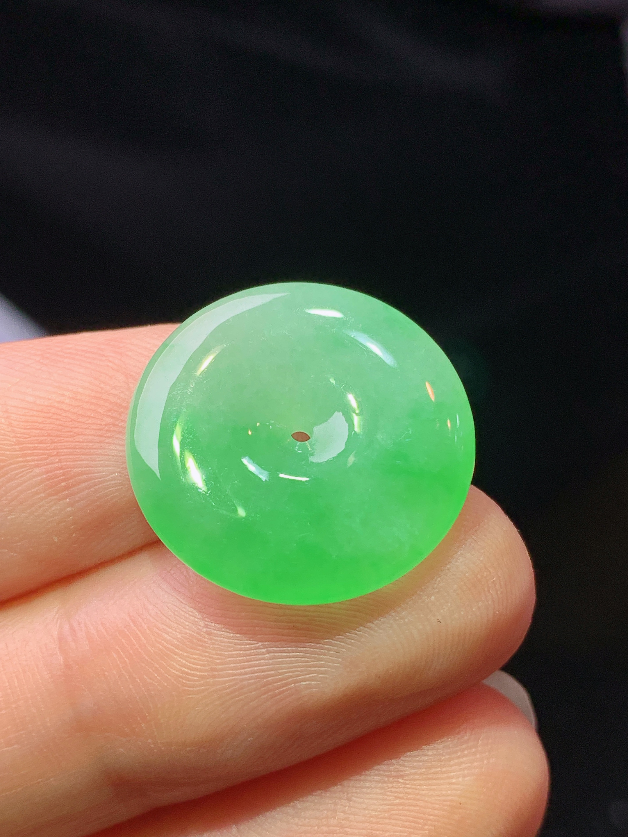 翠绿平安扣吊坠 玉质细腻 色泽艳丽清新 水润亮眼 整体尺寸18.2*3.7b2