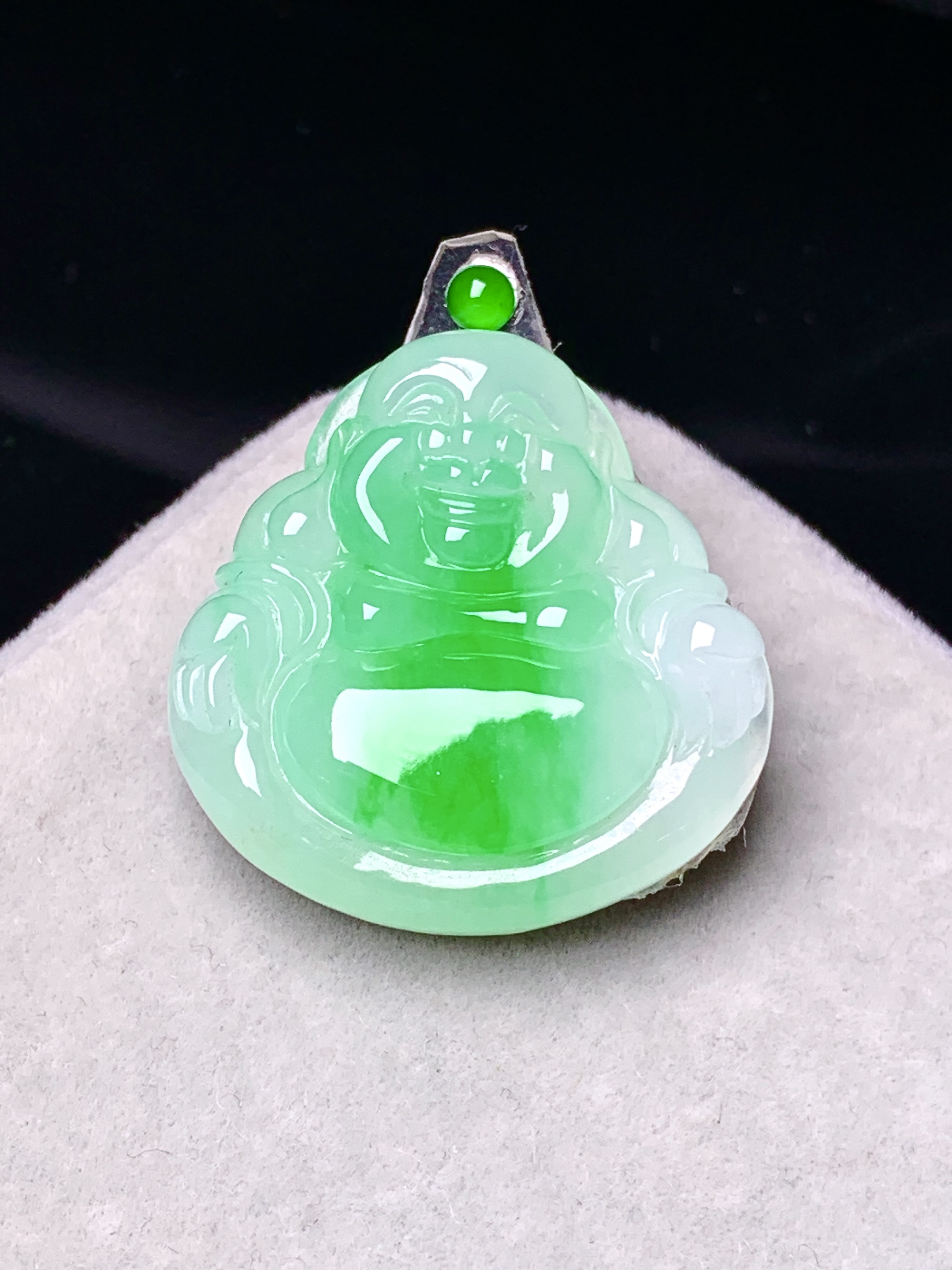 镶嵌款 飘绿佛公吊坠 玉质细腻 色泽艳丽清新 水润亮眼 整体尺寸24.5*24*6.5*2x