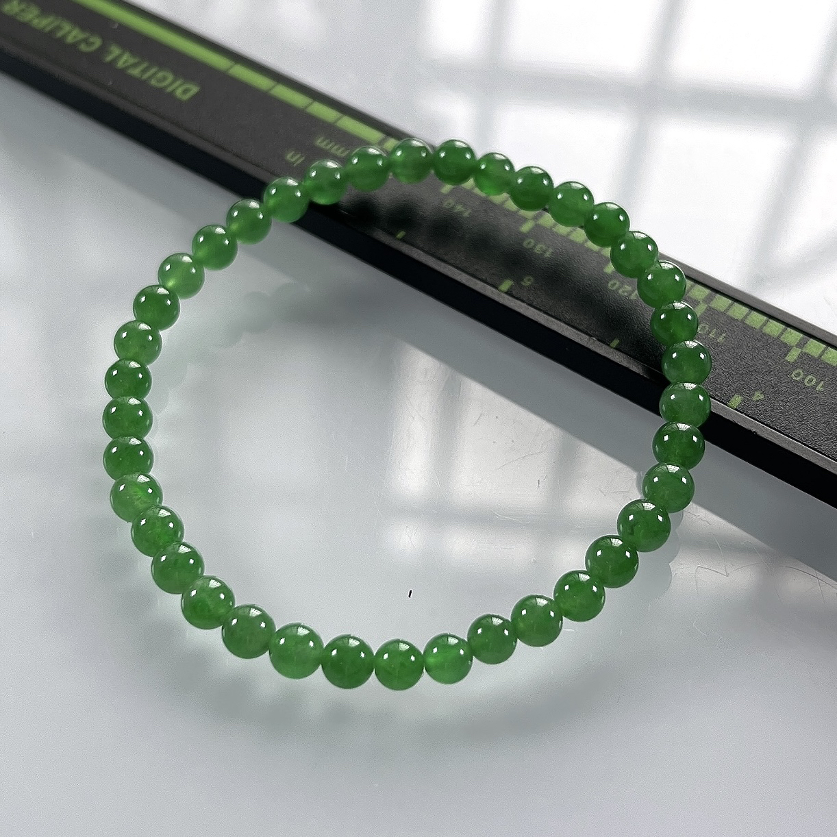 收藏级别，缅甸天然翡翠A货，卡4.6冰种起胶满绿阳绿小米珠小圆珠手串手链，尺寸：4.6mm/38颗，长度170mm，重量：6.06g