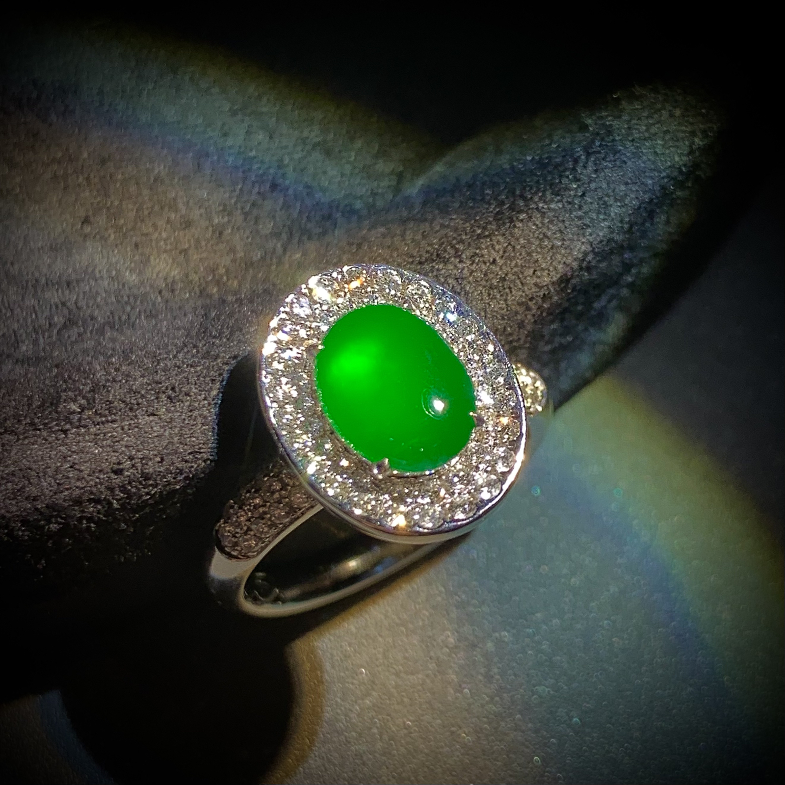 元宝风格设计，绿戒指，
裸石约8.8-6.6-2.2mm，
13#，4.95g，18K金，南非钻，