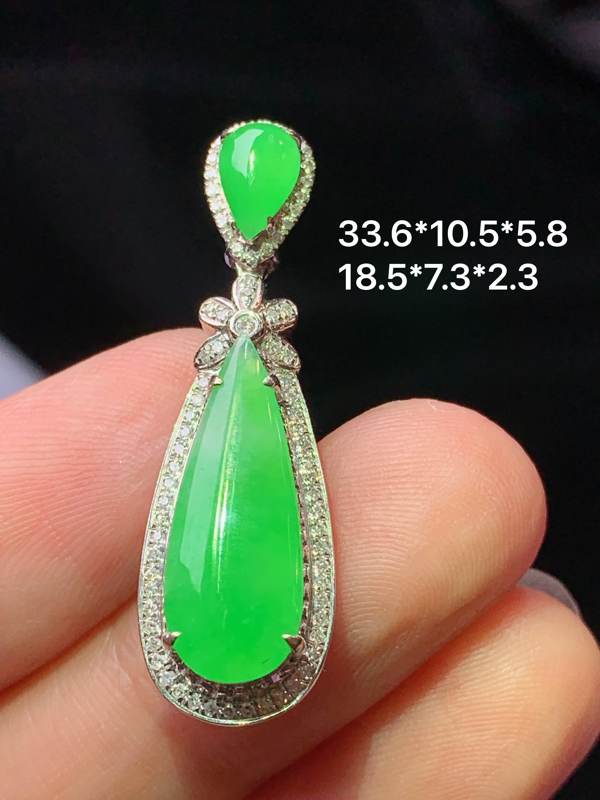 18k金钻镶嵌翠绿水滴吊坠 玉质细腻 色泽艳丽清新 水润亮眼 整体尺寸33.6*10.5*5.8j2
