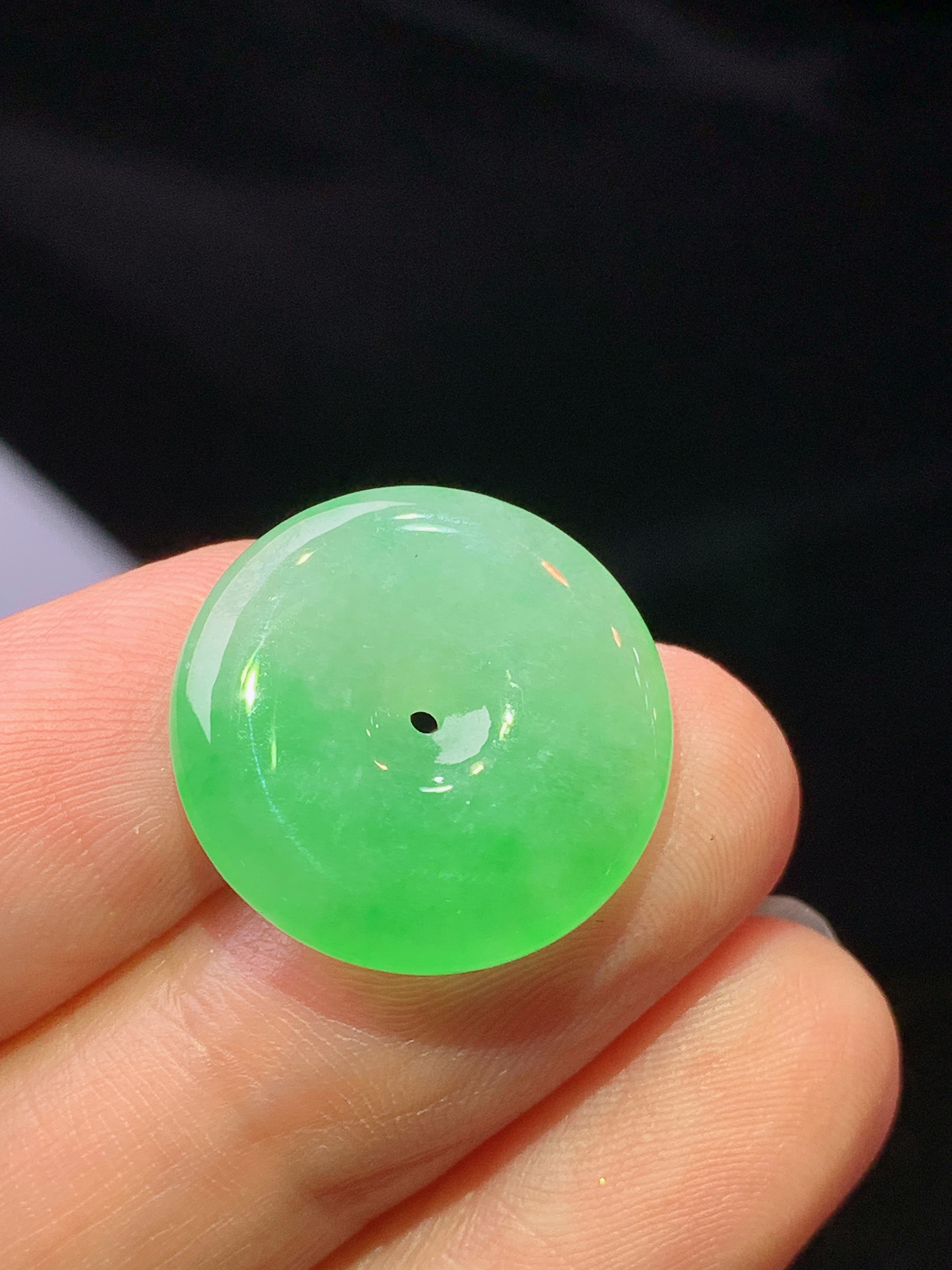 翠绿平安扣吊坠 玉质细腻 色泽艳丽清新 水润亮眼 整体尺寸18.2*3.7b2