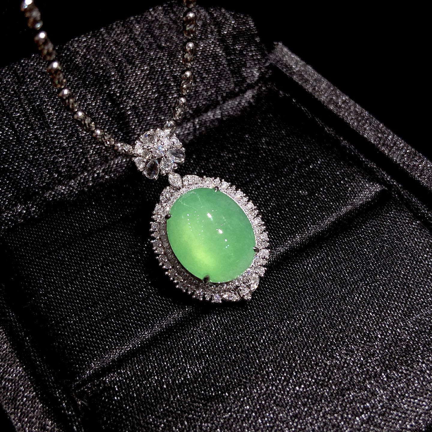 ｜高冰果绿蛋面·

整体尺寸27.6-16-10.8毫米
裸石尺寸13.2-11-5.2毫米