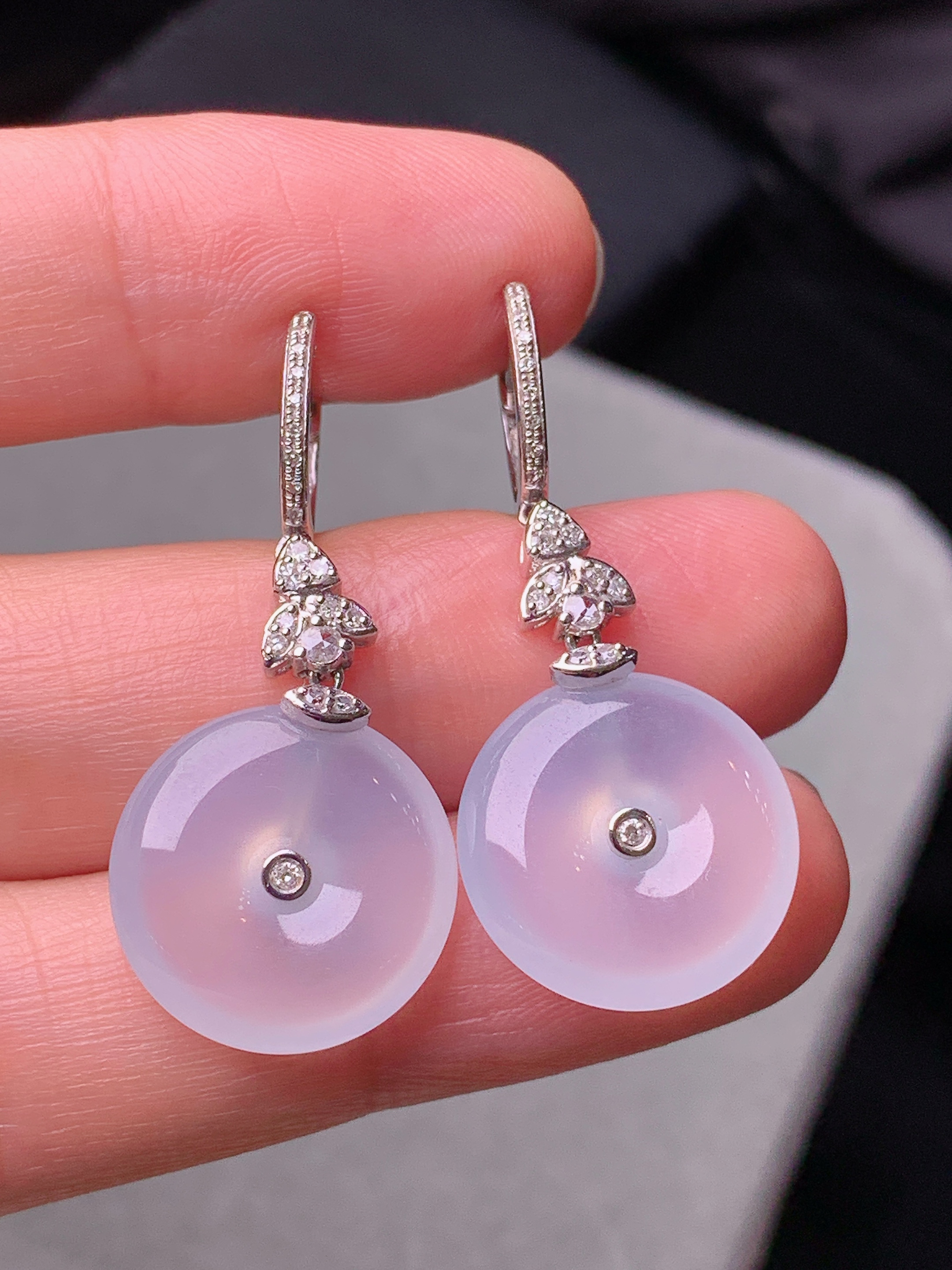 18k金钻镶嵌冰种平安扣耳坠 玉质细腻 色泽艳丽清新 水润亮眼 整体尺寸34*15.3*4.2y4