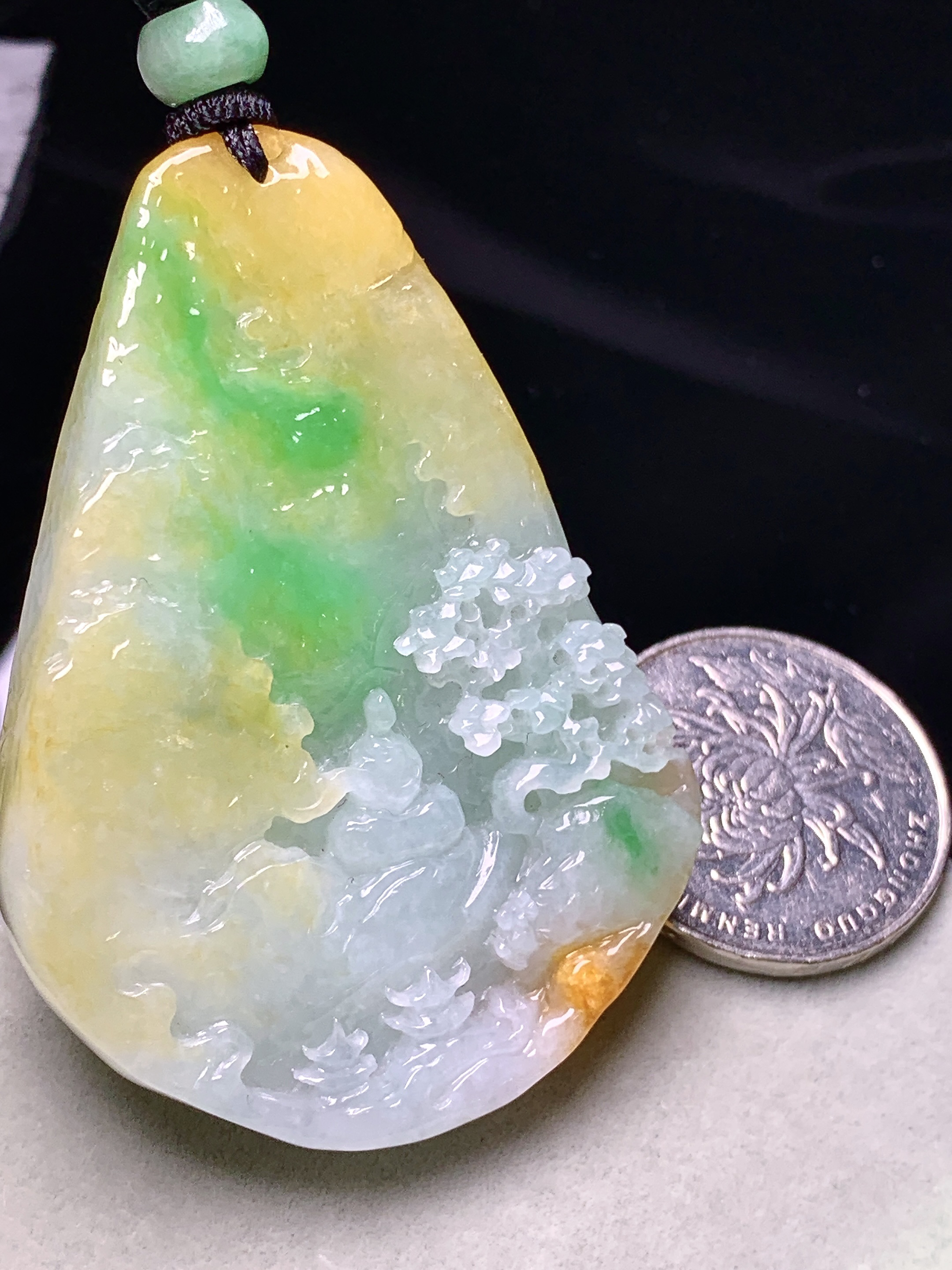 飘绿黄翡山水悟道牌吊坠 玉质细腻 色泽艳丽清新 水润亮眼 整体尺寸58*42.5*7.5w1
