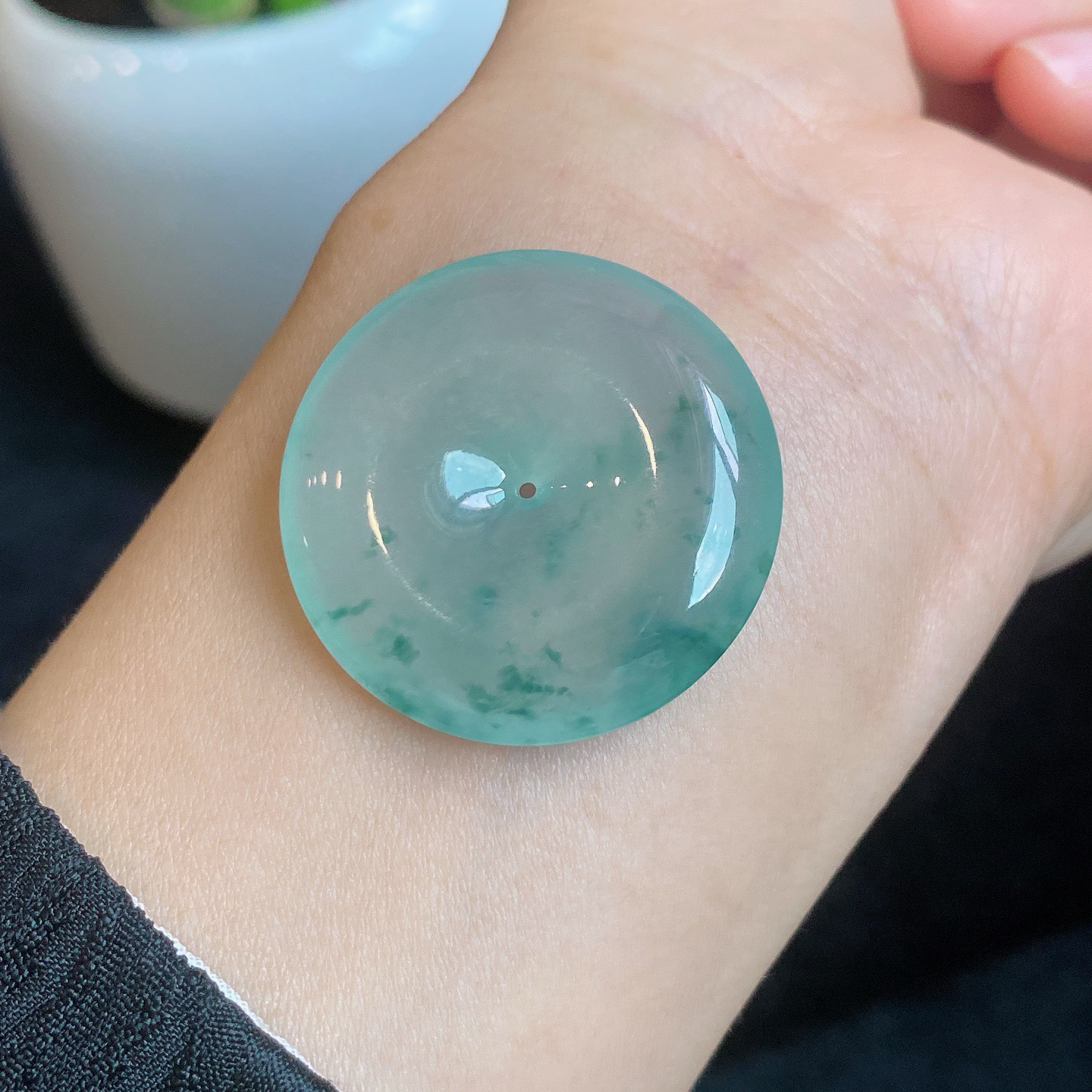 冰飘花平安扣 
冰透种老，起胶起光
饱满有质感，飘花灵动
尺寸如图一  实物更美～