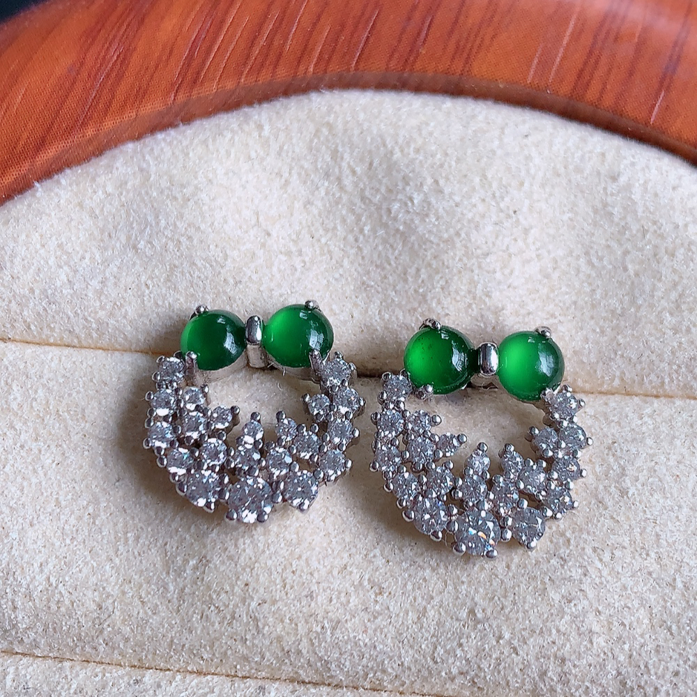 冰满绿翡翠925银镶嵌耳钉，自然光实拍，翠色灵动，颜色漂亮，种老水足，品相佳，佩戴佳品！W502.8  取一整体尺寸：13.5-12.5-3.2mm  裸石尺寸：4mm