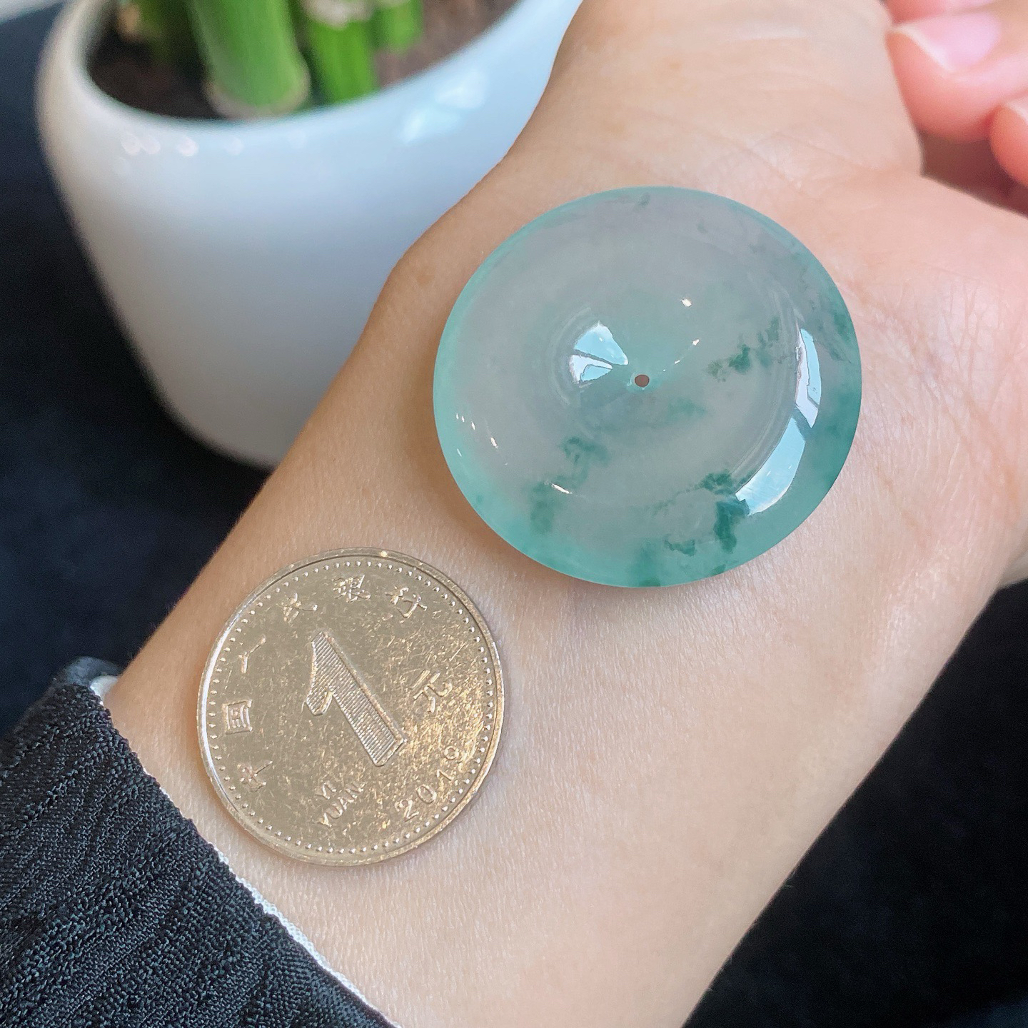 冰飘花平安扣 
冰透种老，起胶起光
饱满有质感，飘花灵动
尺寸如图一  实物更美～