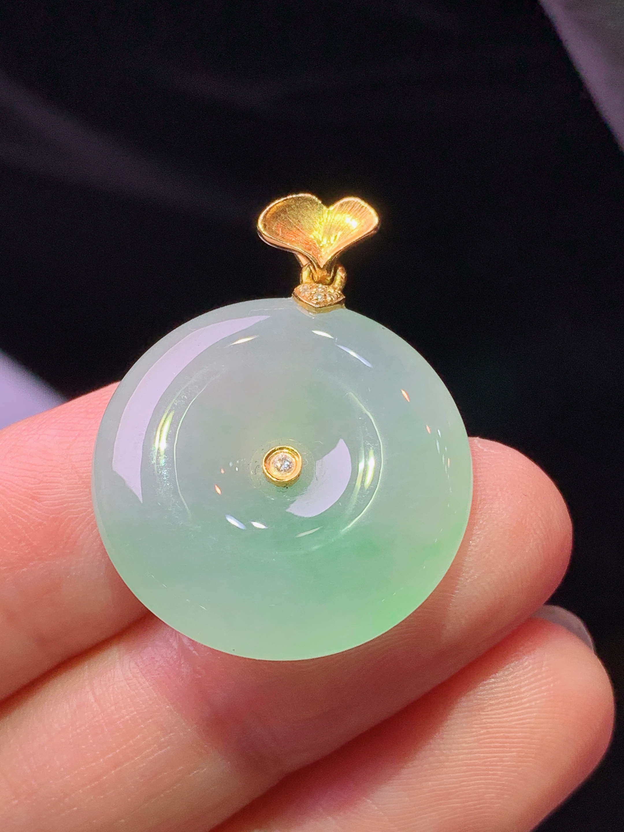 18k金钻镶嵌冰种平安扣吊坠 玉质细腻 色泽艳丽清新 水润亮眼 整体尺寸28.6*22.5*5.3L4