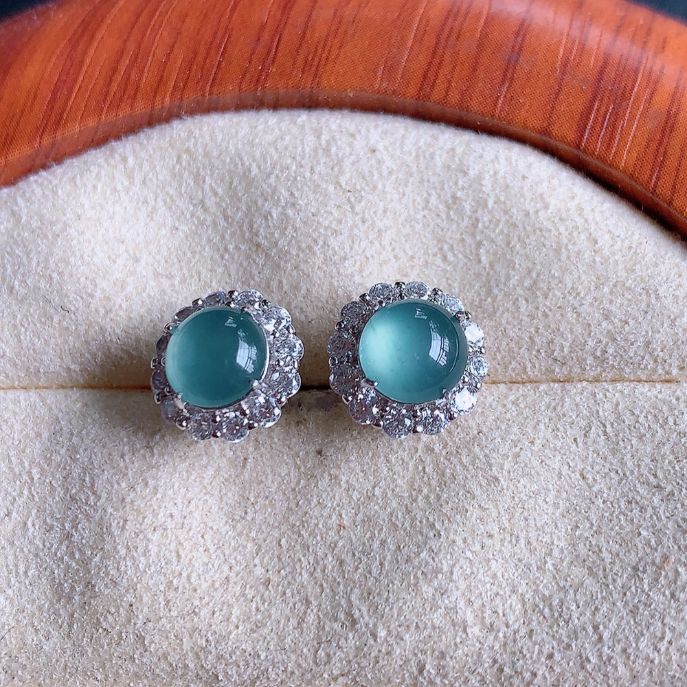 冰晴水翡翠925银镶嵌耳钉，自然光实拍，翠色灵动，颜色漂亮，种老水足，品相佳，佩戴佳品！W481.8  取一整体尺寸：9-7.6mm  裸石尺寸：6mm