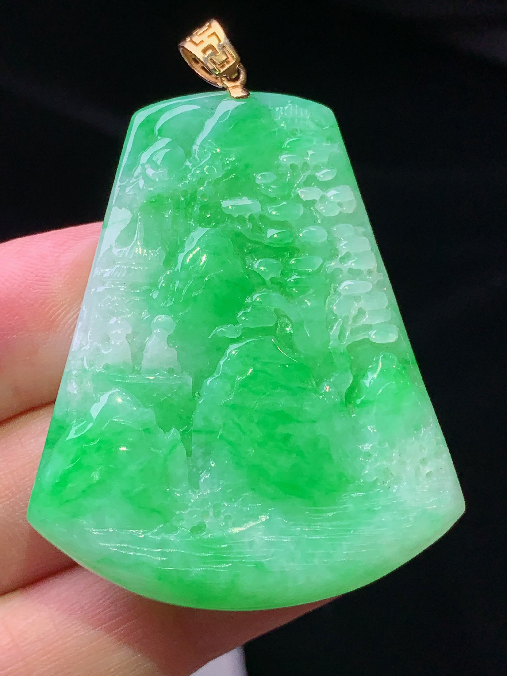 18k金镶嵌翠绿山水牌子吊坠 玉质细腻 色泽艳丽清新 水润亮眼 整体尺寸52*36.5*5.3w1