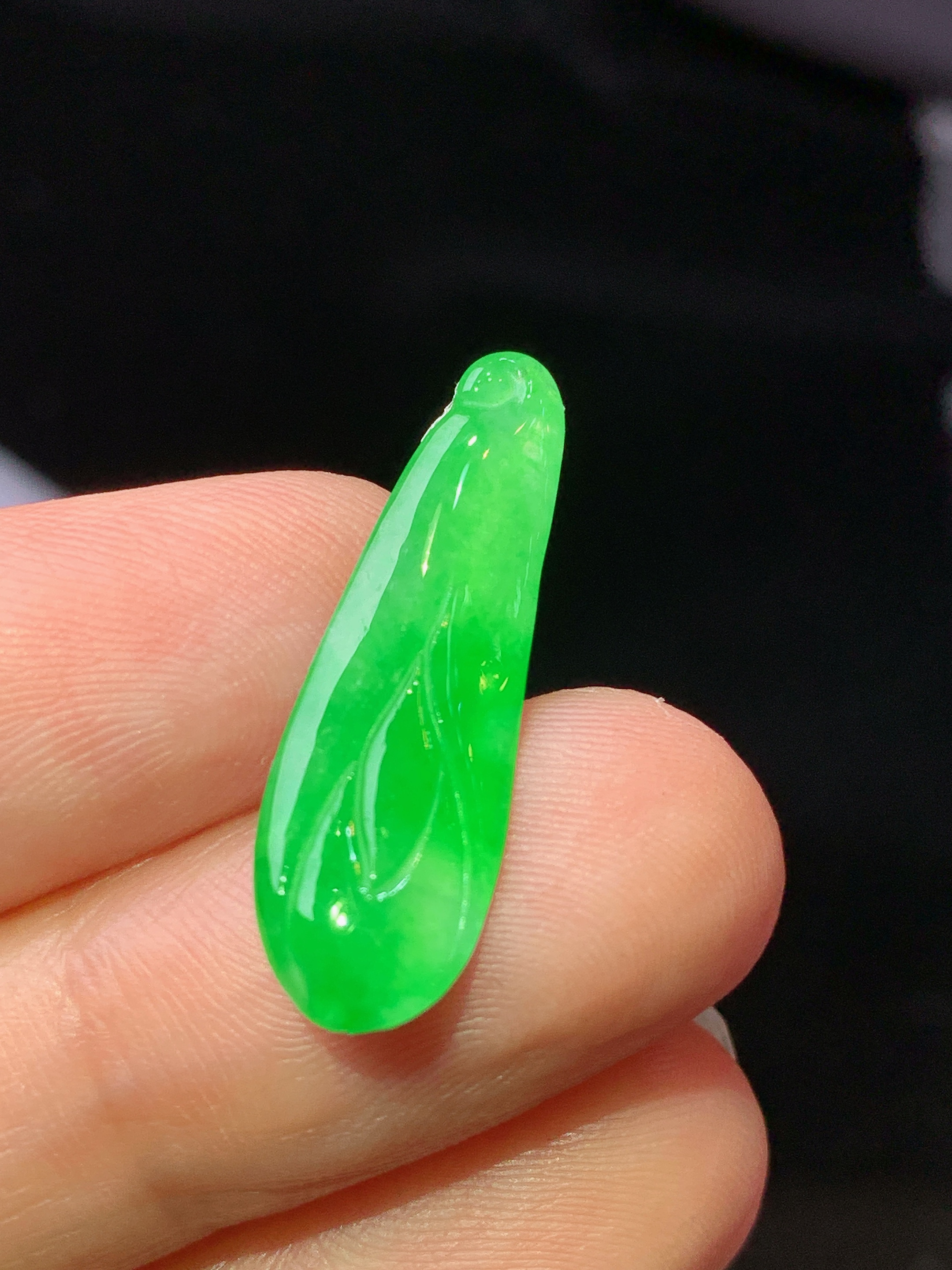 镶嵌款 翠绿福瓜吊坠 玉质细腻 色泽艳丽清新 水润亮眼 整体尺寸25.6*8*2.6j3