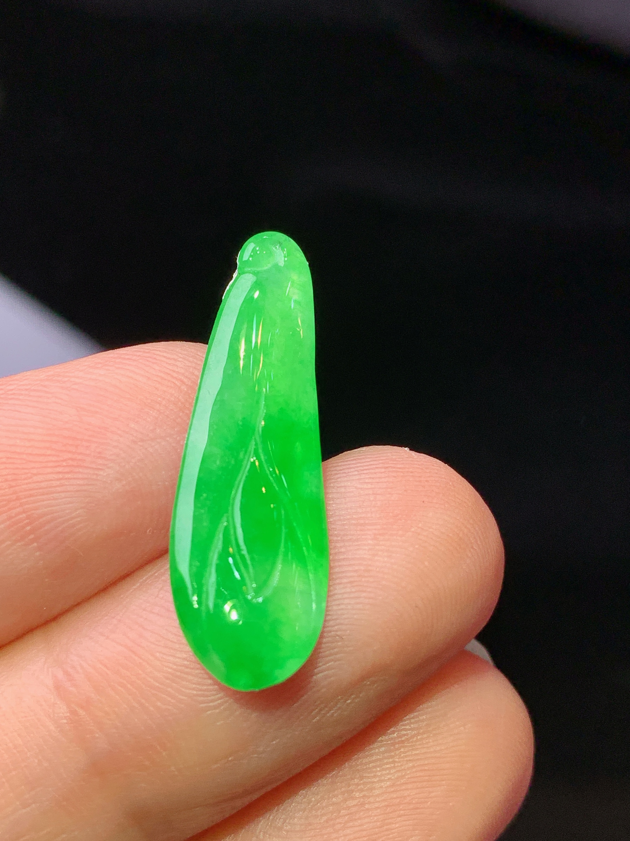 镶嵌款 翠绿福瓜吊坠 玉质细腻 色泽艳丽清新 水润亮眼 整体尺寸25.6*8*2.6j3