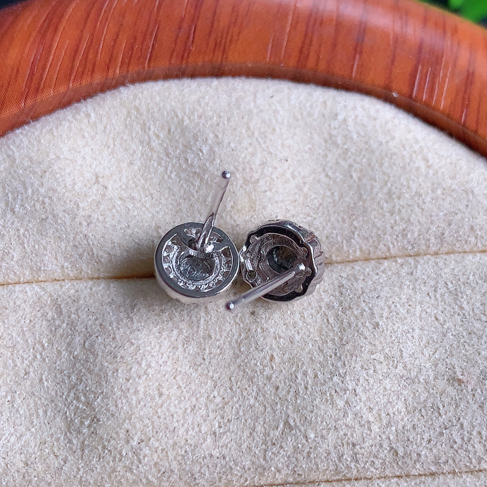 冰满绿翡翠925银镶嵌耳钉，自然光实拍，翠色灵动，颜色漂亮，种老水足，品相佳，佩戴佳品！W502.8  取一整体尺寸：7.5-5mm  裸石尺寸：4mm