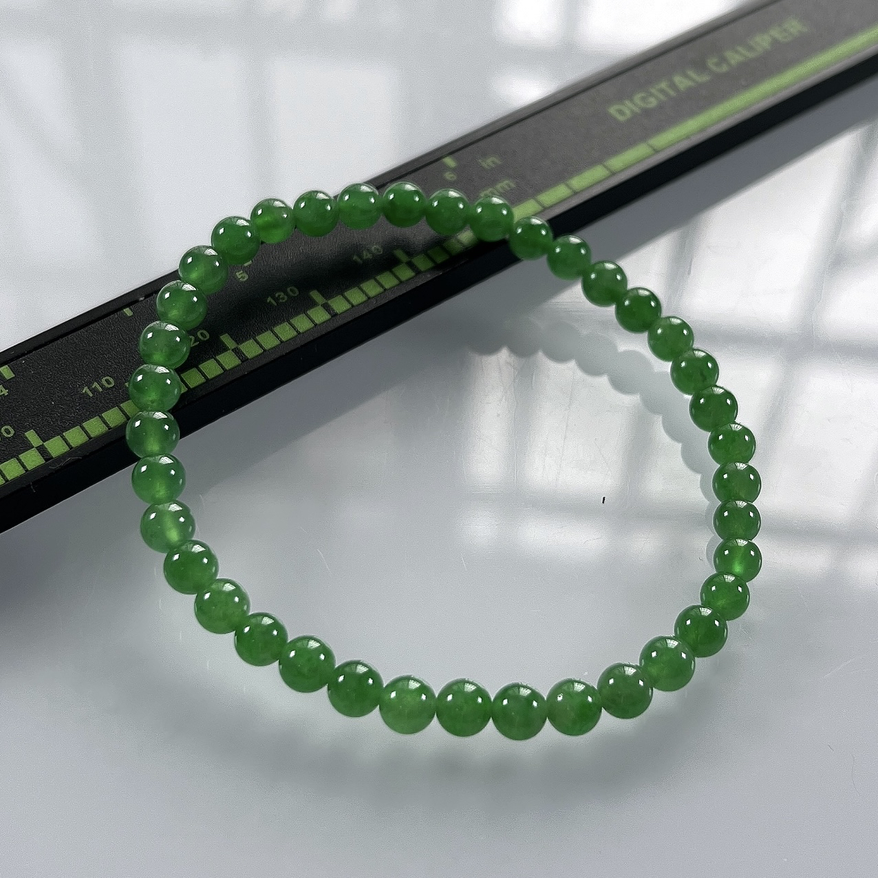 收藏级别，缅甸天然翡翠A货，卡4.6冰种起胶满绿阳绿小米珠小圆珠手串手链，尺寸：4.6mm/38颗，