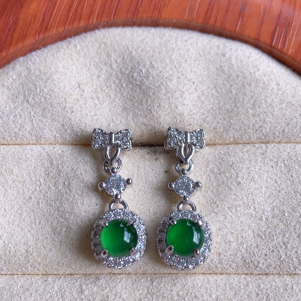 冰满绿翡翠925银镶嵌耳钉，自然光实拍，翠色灵动，颜色漂亮，种老水足，品相佳，佩戴佳品！W502.8  取一整体尺寸：19.5-7.3-5.8mm  裸石尺寸：4.8mm