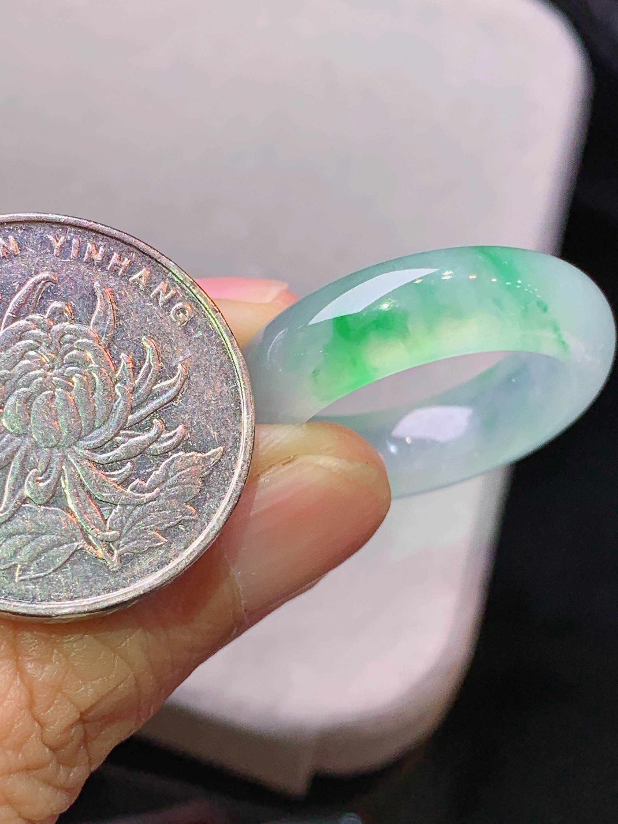 飘绿指环 玉质细腻 色泽艳丽清新 水润亮眼 圈口18 整体尺寸27.2*6.8*4.5 j3