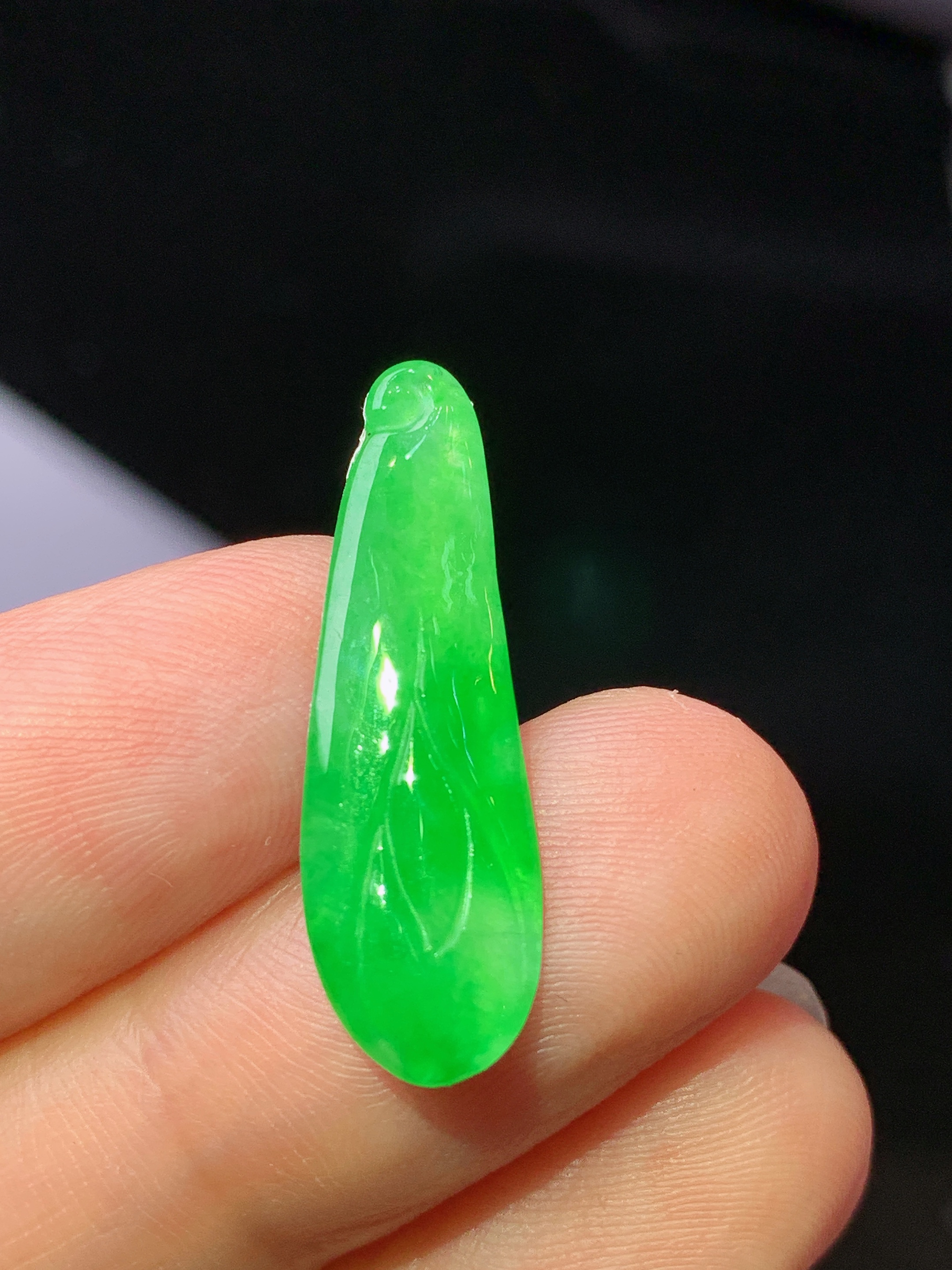 镶嵌款 翠绿福瓜吊坠 玉质细腻 色泽艳丽清新 水润亮眼 整体尺寸25.6*8*2.6j3