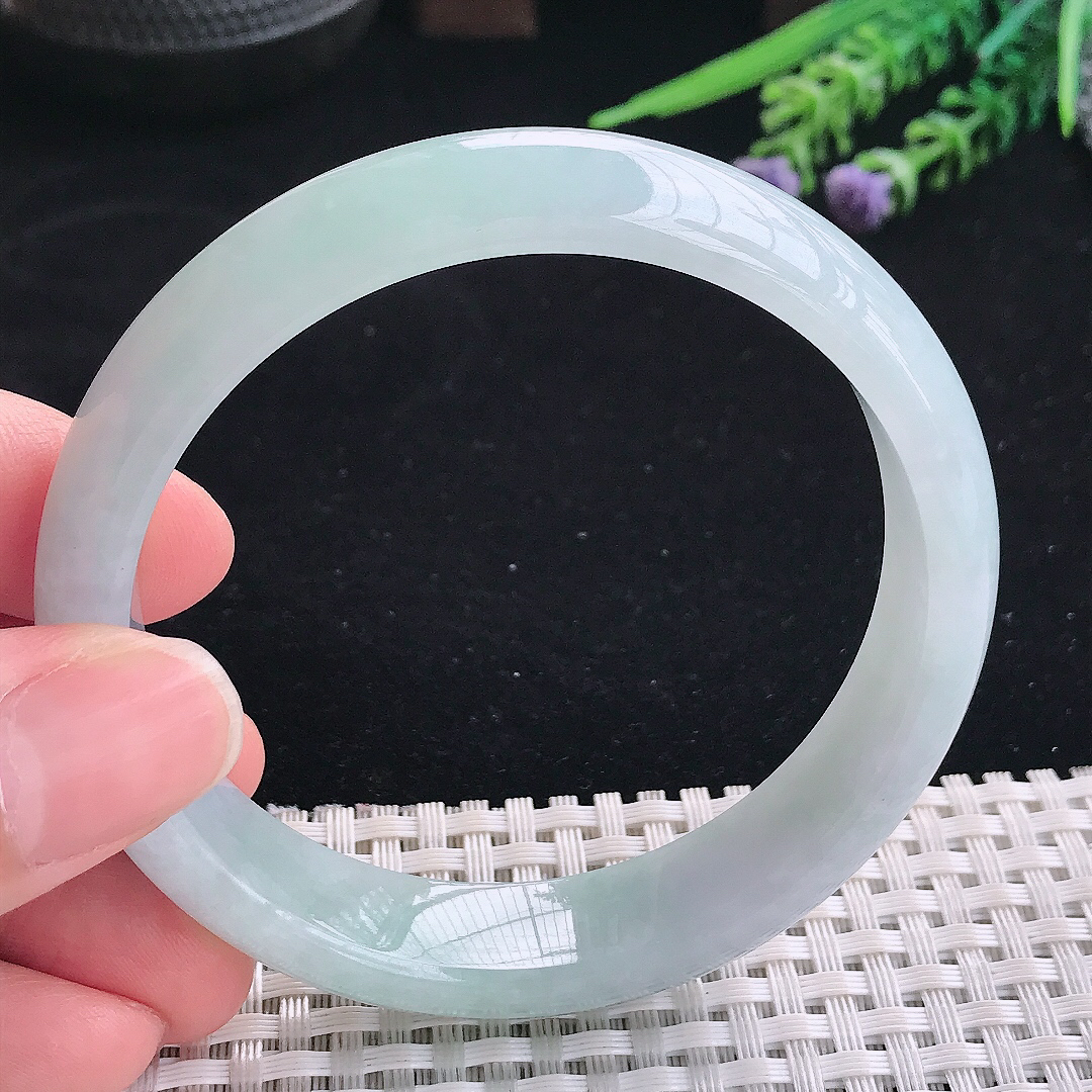 实拍A货翡翠59.5/13.8/7.6老坑秀气冰润浅绿手镯宽边玉镯平安镯美人镯