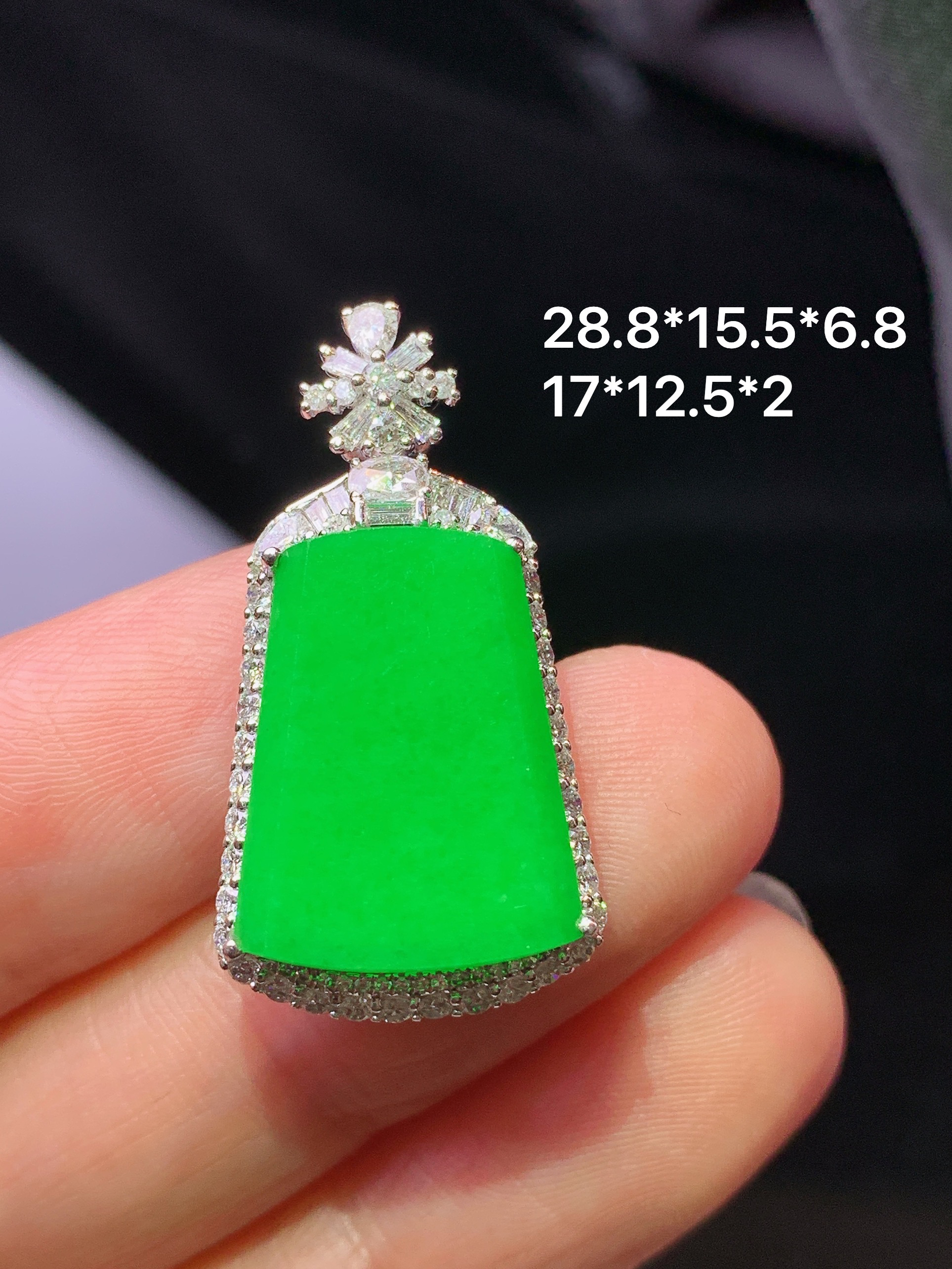 18k金钻镶嵌满绿无事牌吊坠 玉质细腻 色泽艳丽清新 水润亮眼 整体尺寸28.8*15.5*6.8m3
