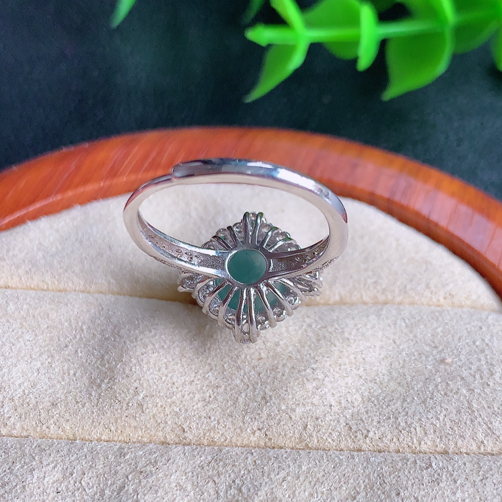 冰晴水精美蛋面翡翠戒指  玉质细腻  冰清玉润  飘花灵动  颜色漂亮  W502.8  内径尺寸：17.5-14.2-9.2mm  裸石尺寸：8.8mm